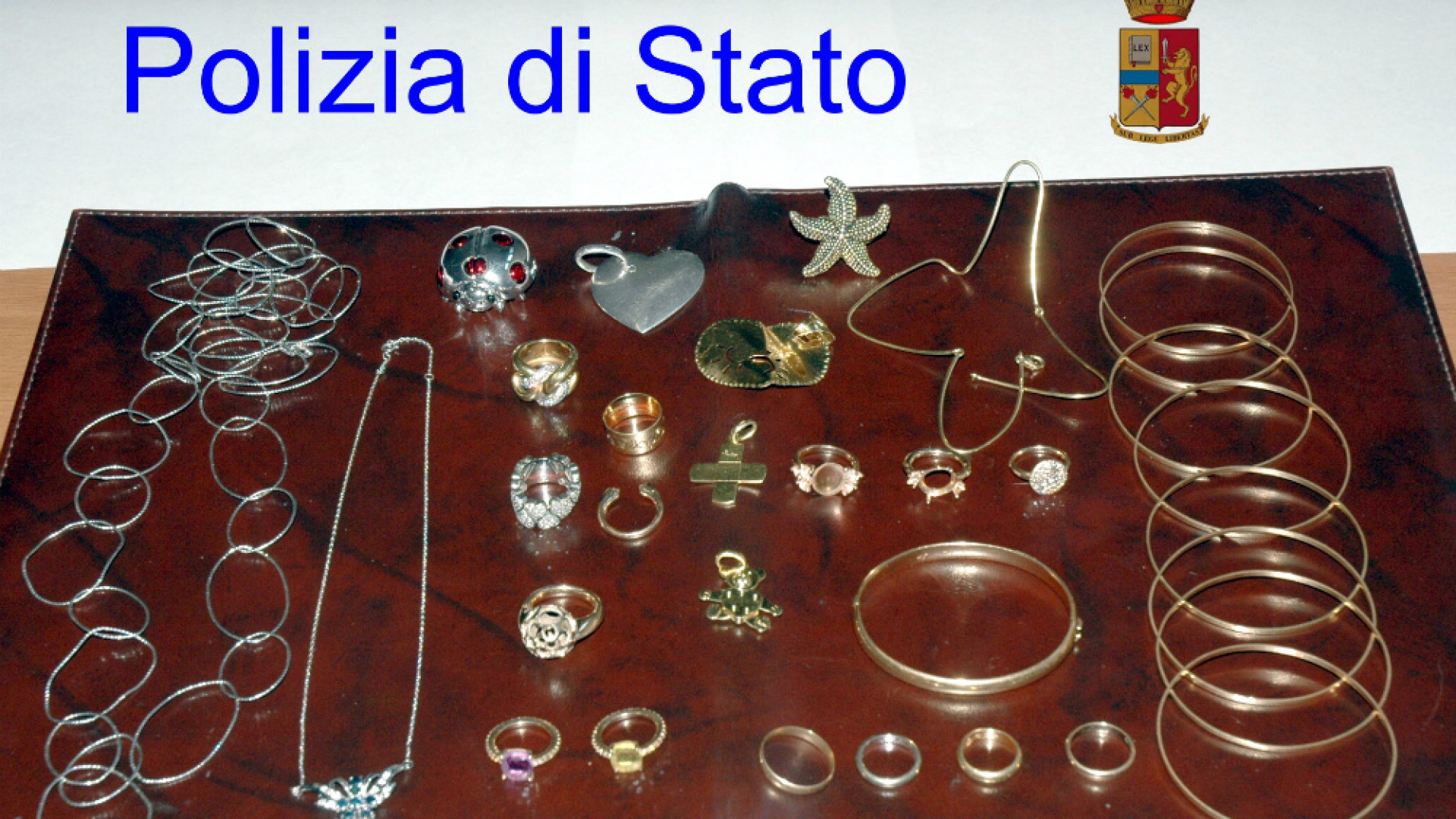 Immagine di Furto in via Mazzini la polizia recupera altri gioielli rubati