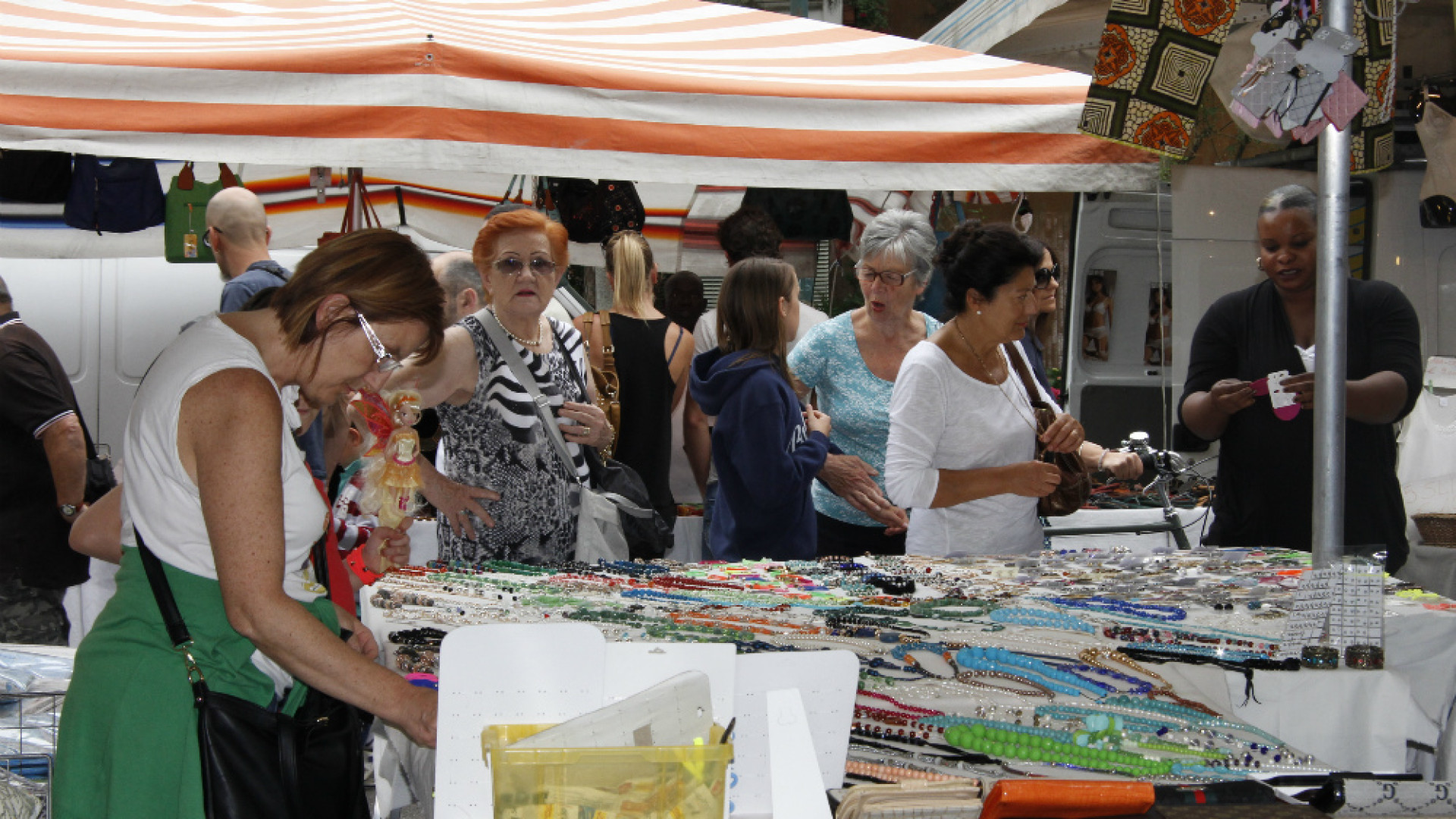 Immagine di I cinesi abbandonano il mercato Sui banchi tornano gli italiani