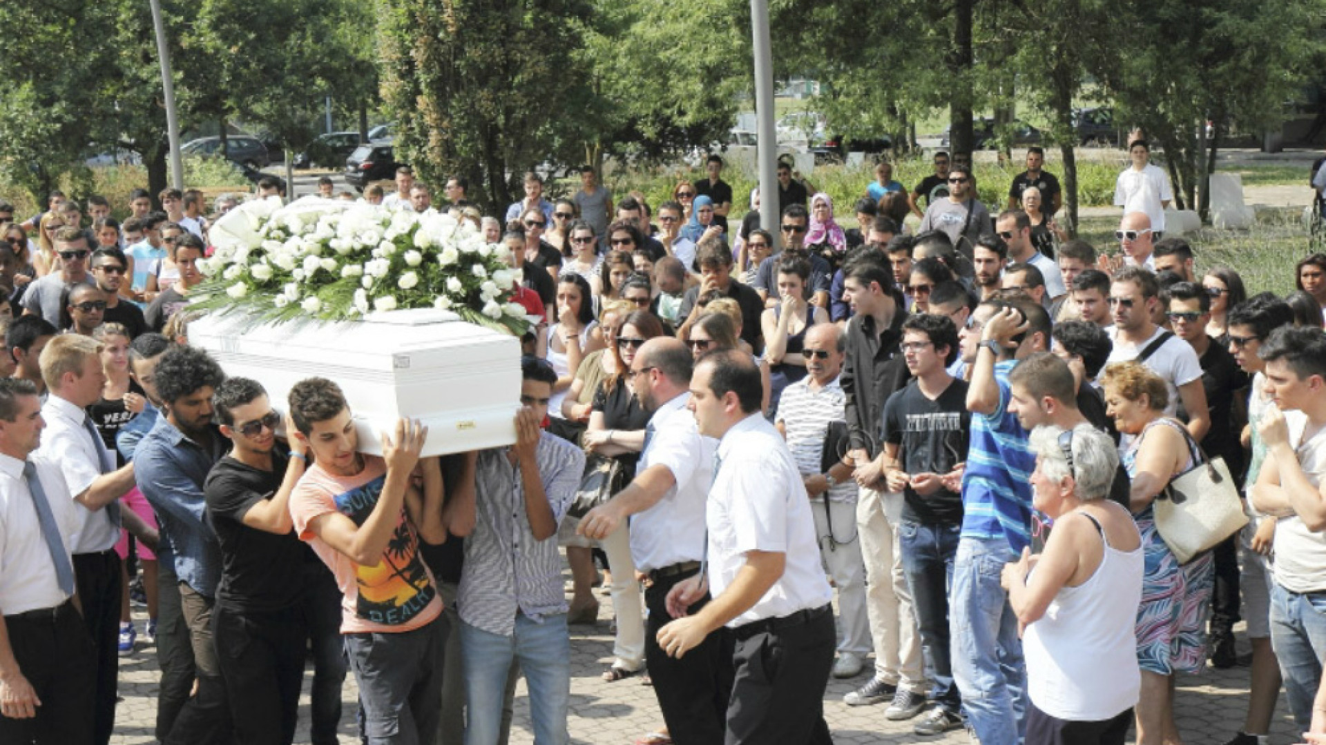 Immagine di Un bagno di folla per i funerali di Sipo: «Sarai sempre con noi»