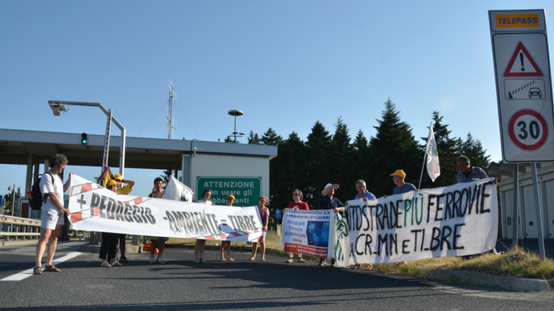 Immagine di Manifestazione di Legambiente, WWF e Comitati contro la Ti-Bre al casello autostradale di Fornovo