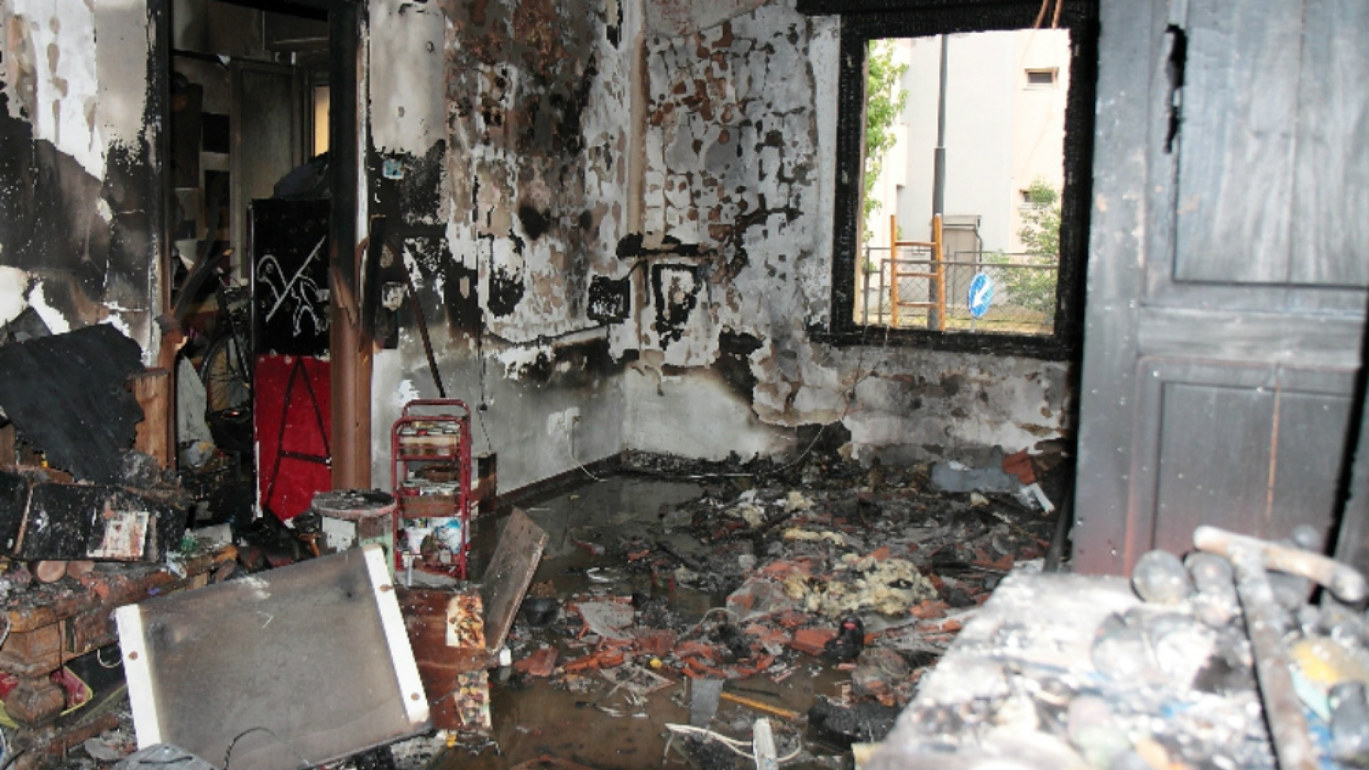 Immagine di Grave incendio a Borgo Loreto le fiamme distruggono abitazione Aler Evacuata e soccorsa dal 118 la residente