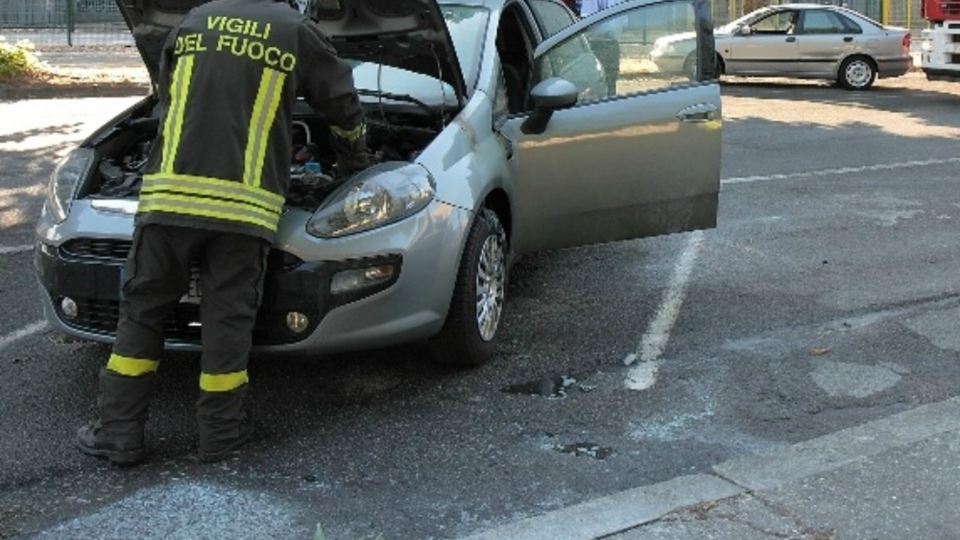 Immagine di Tenta di darsi fuoco arrivano i pompieri e lo salvano