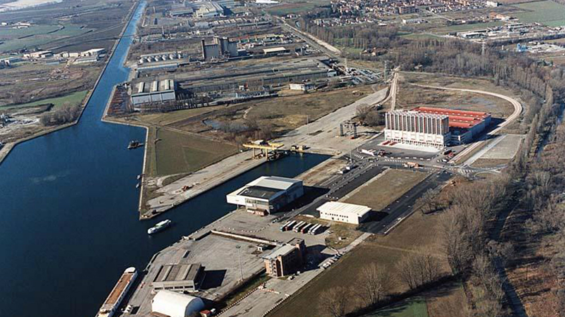 Immagine di Pannelli fotovoltaici sui tetti del porto di Cremona Progetto da 637 mila euro