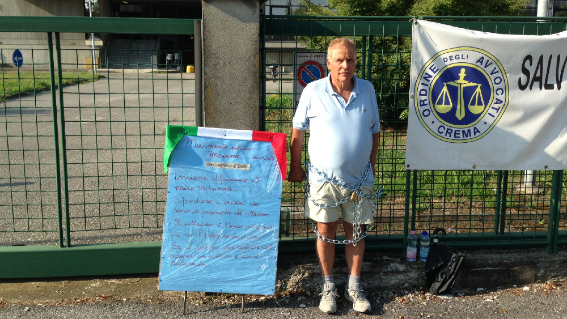 Immagine di Incatenato al tribunale «No all'accorpamento»