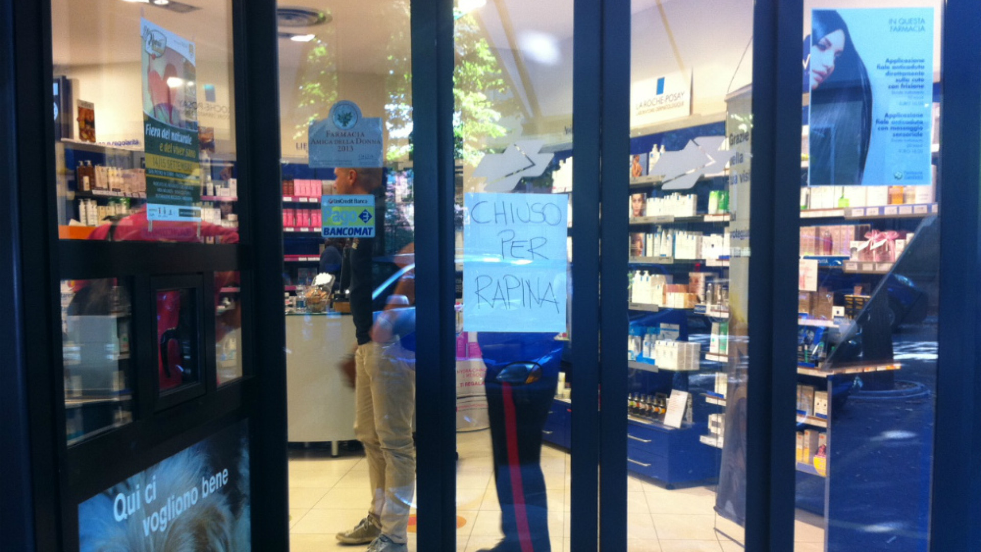 Immagine di Colpo a mano armata alla Farmacia Zamboni Un cinquantenne con pistola e coltello si fa consegnare l'incasso di 3 mila euro