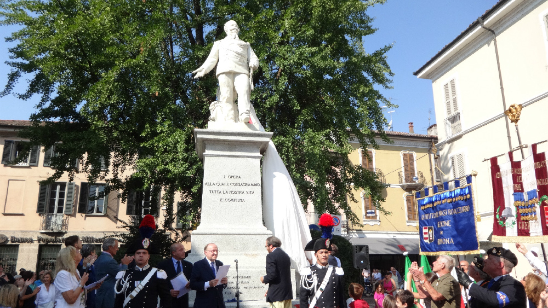 Immagine di Vittorio Emanuele II torna in piazza Aldo Moro inaugurazione con istituzioni e associazioni d'Arma alla cerimonia anche cori e striscioni antimonarchici