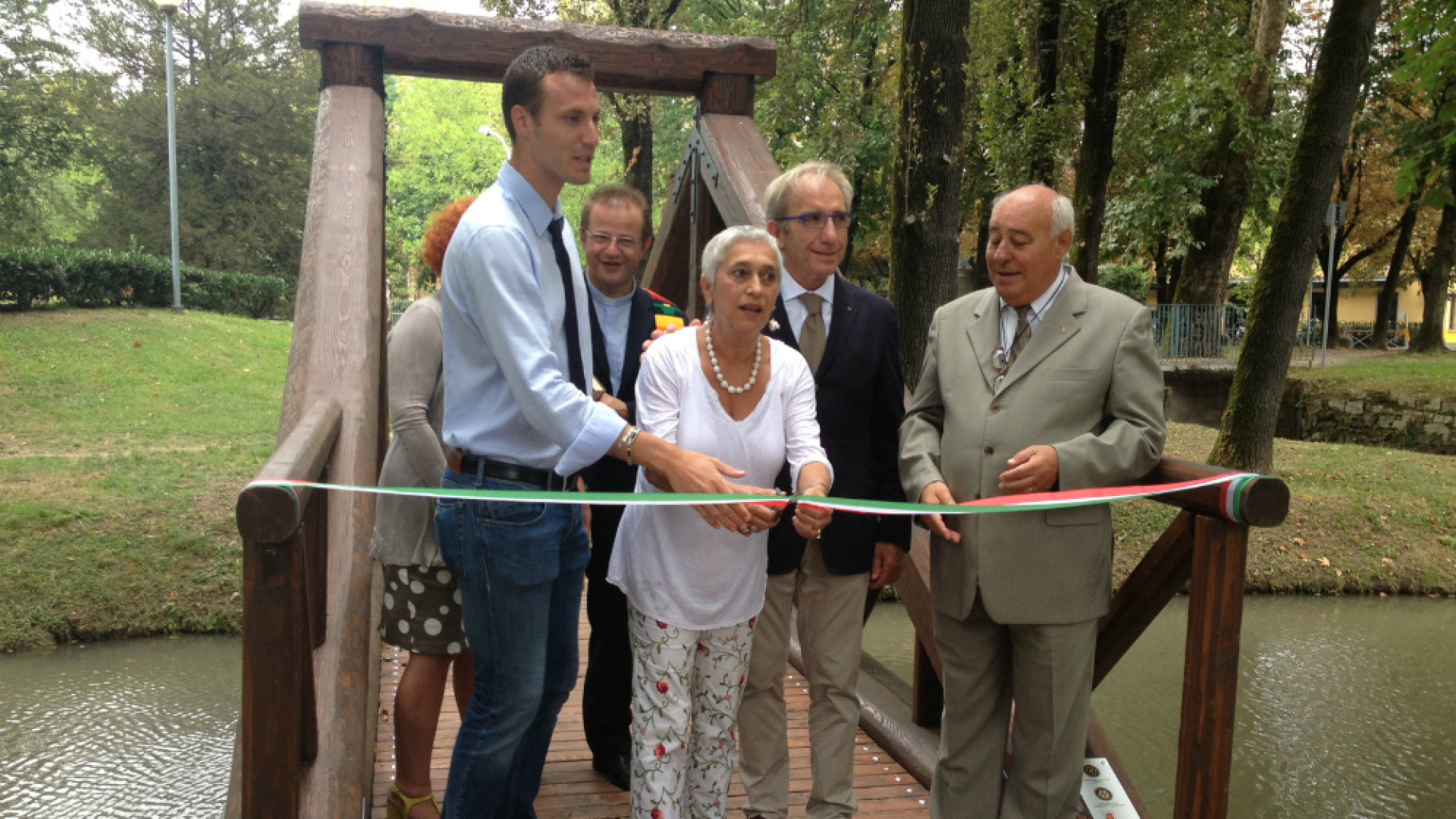 Immagine di Crema, ai giardini è tornato il 'ponticello dell'amore'