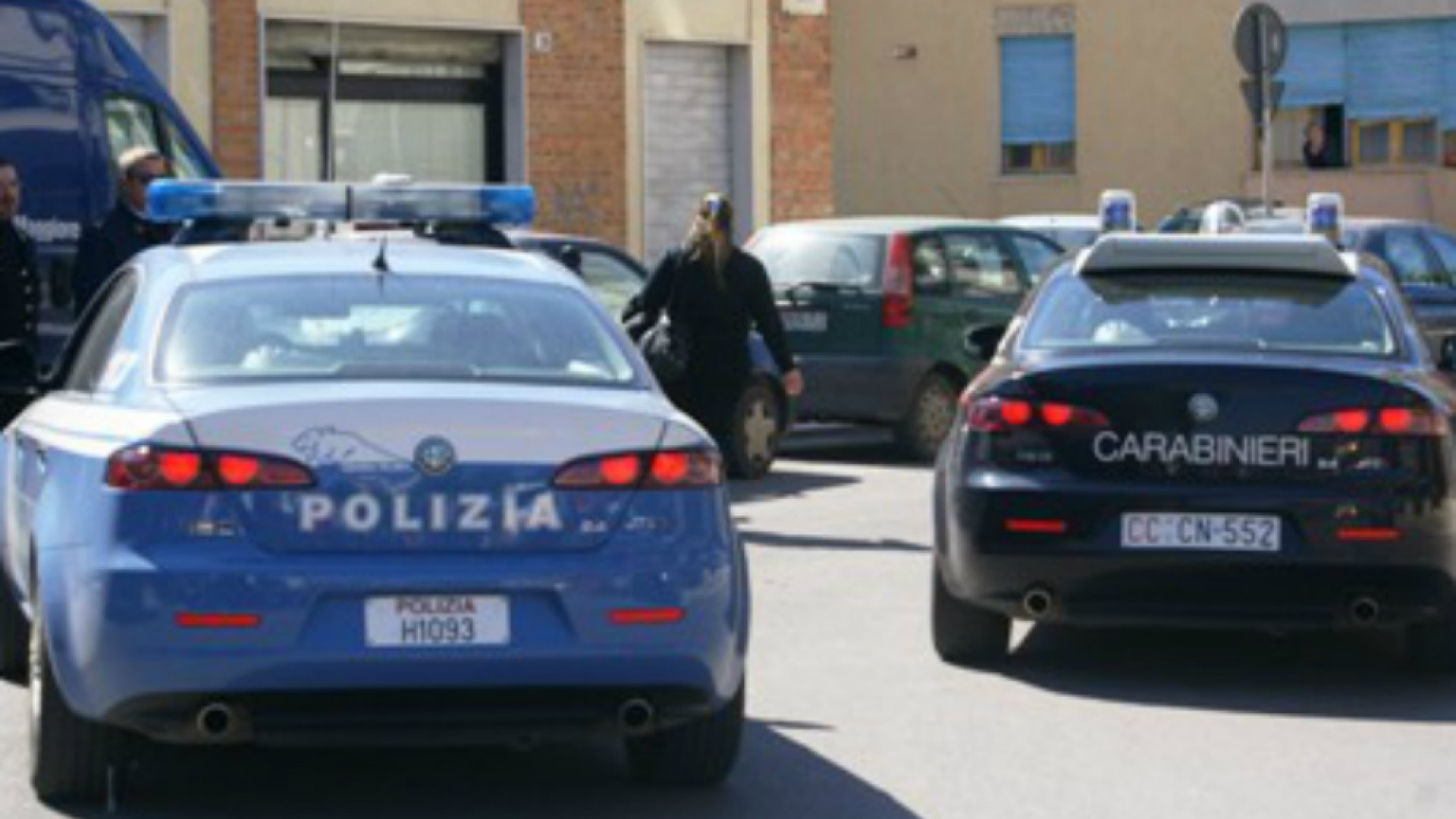 Immagine di Inseguimento tra ladri e forze dell'ordine Auto rubata a Mantova bloccata la polizia spara per bloccare il veicolo