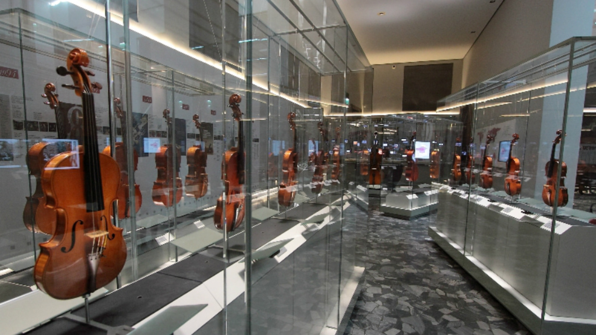 Immagine di Viaggio multimediale nel Museo del Violino Navigando tra le sale sulla punta delle dita GUARDA L'ANTEPRIMA VIDEO