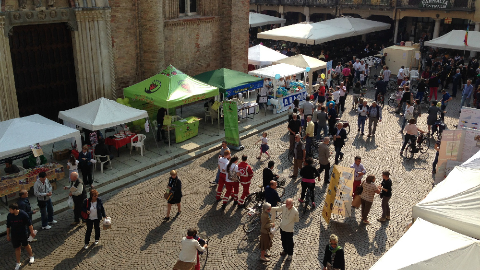 Immagine di La Festa del Volontariato colora piazza Duomo Associazioni in campo per raccontarsi alla città attraverso i loro progetti
