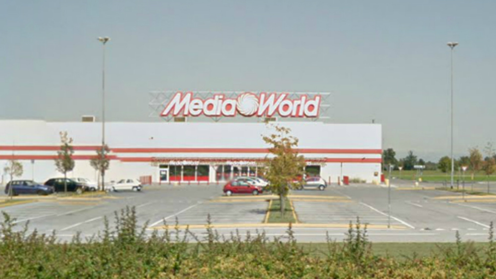 Immagine di Media World di Gadesco-Pieve Delmona prima dell'alba un furto da 100mila euro