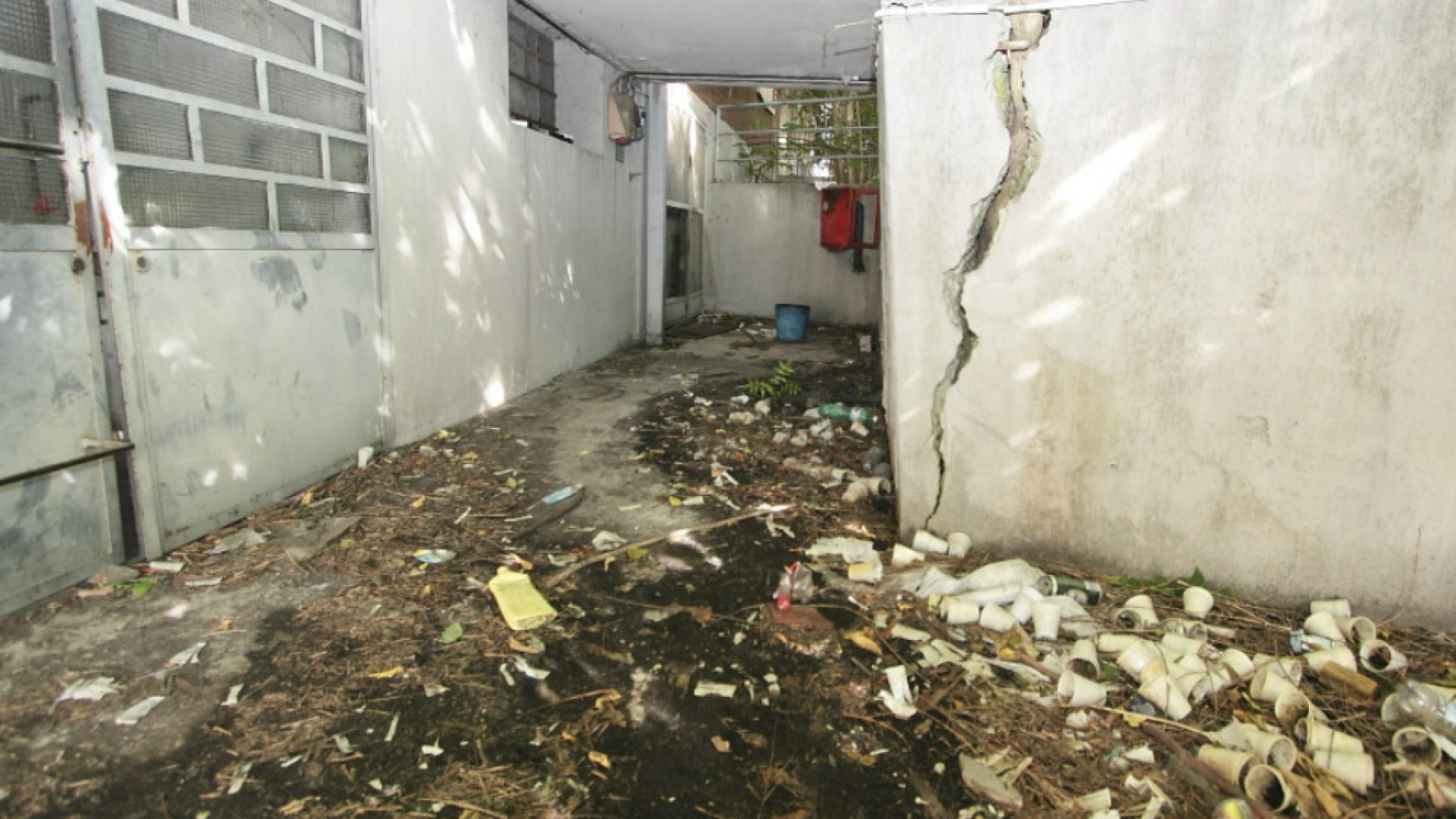 Immagine di Dormitori abusivi all'ex Ilca e Consorzio Agrario blitz all'alba della Polizia Locale Identificate dieci persone, quattro stranieri irregolari