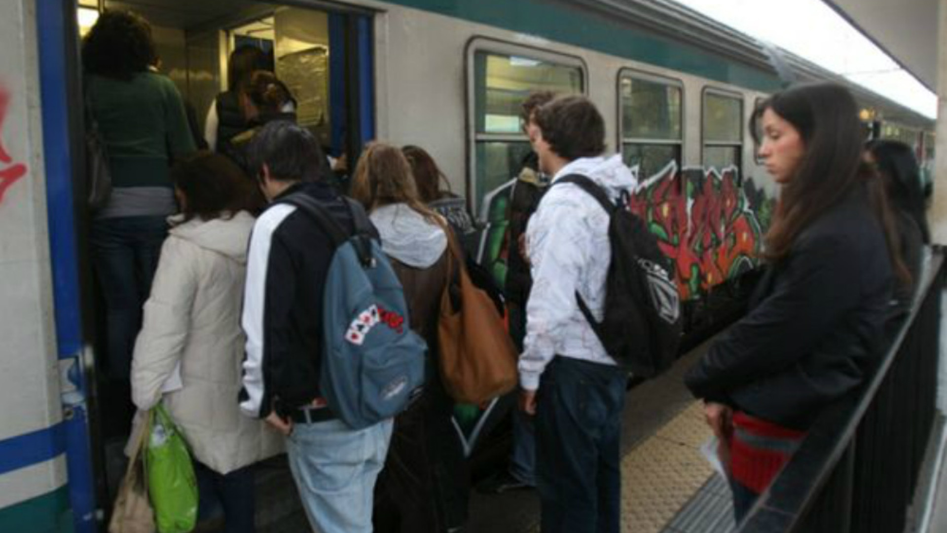 Immagine di All'incontro di Trenord disertano i pendolari