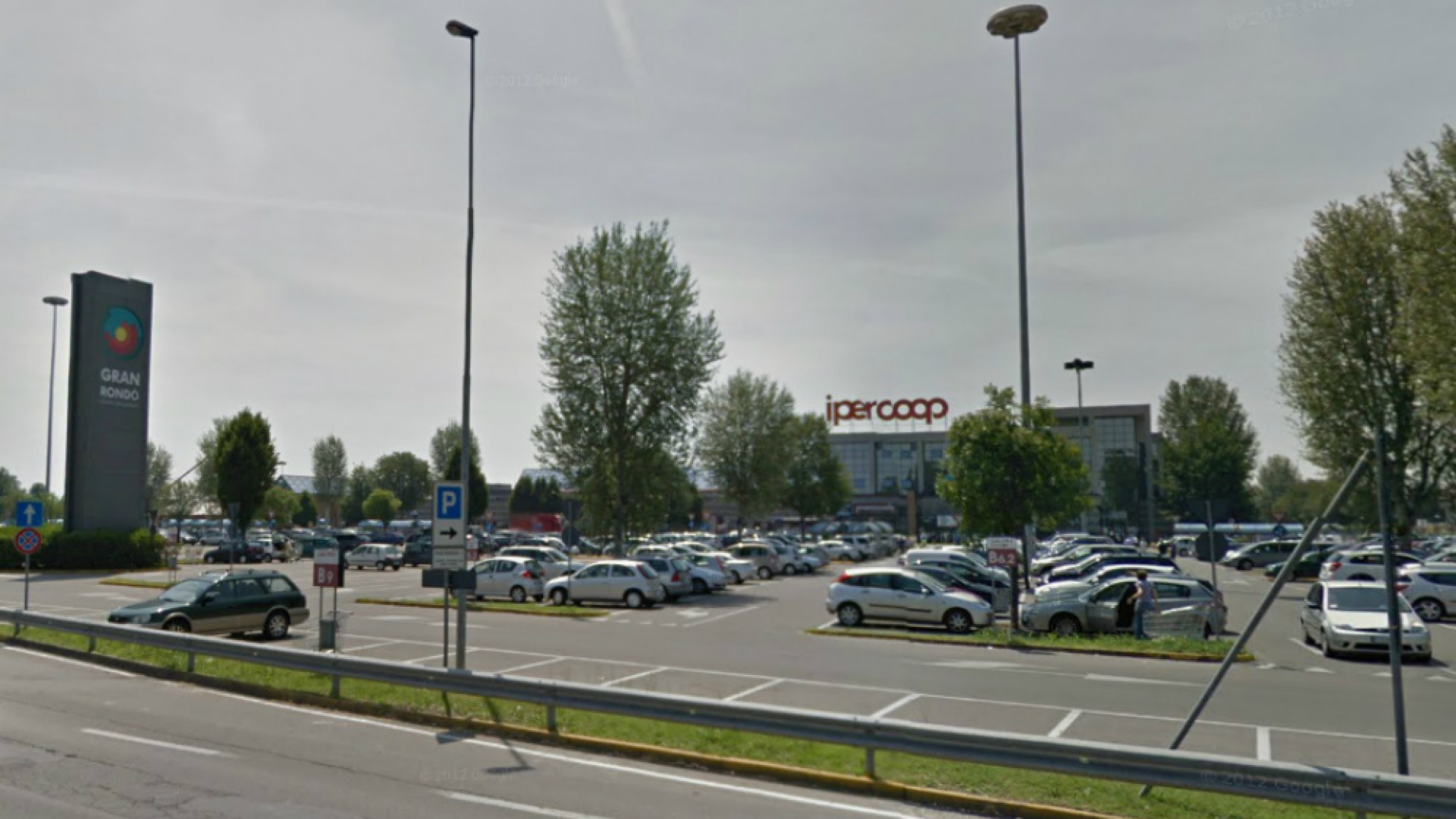 Immagine di L'Ipercoop progetta l'espansione in via Milano con un punto vendita, parcheggi e un distributore centrodestra critico, Arpini: «E' un monopolio»
