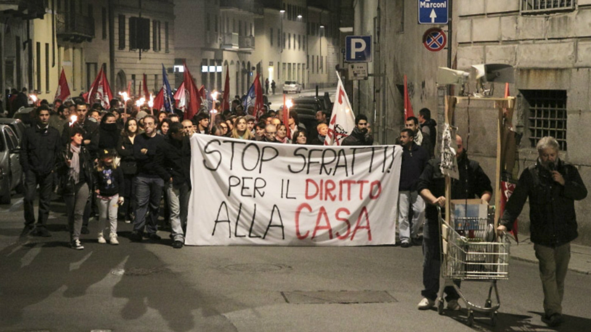 Immagine di Corteo di protesta e fiaccolata per le vie del centro contro gli sfratti
