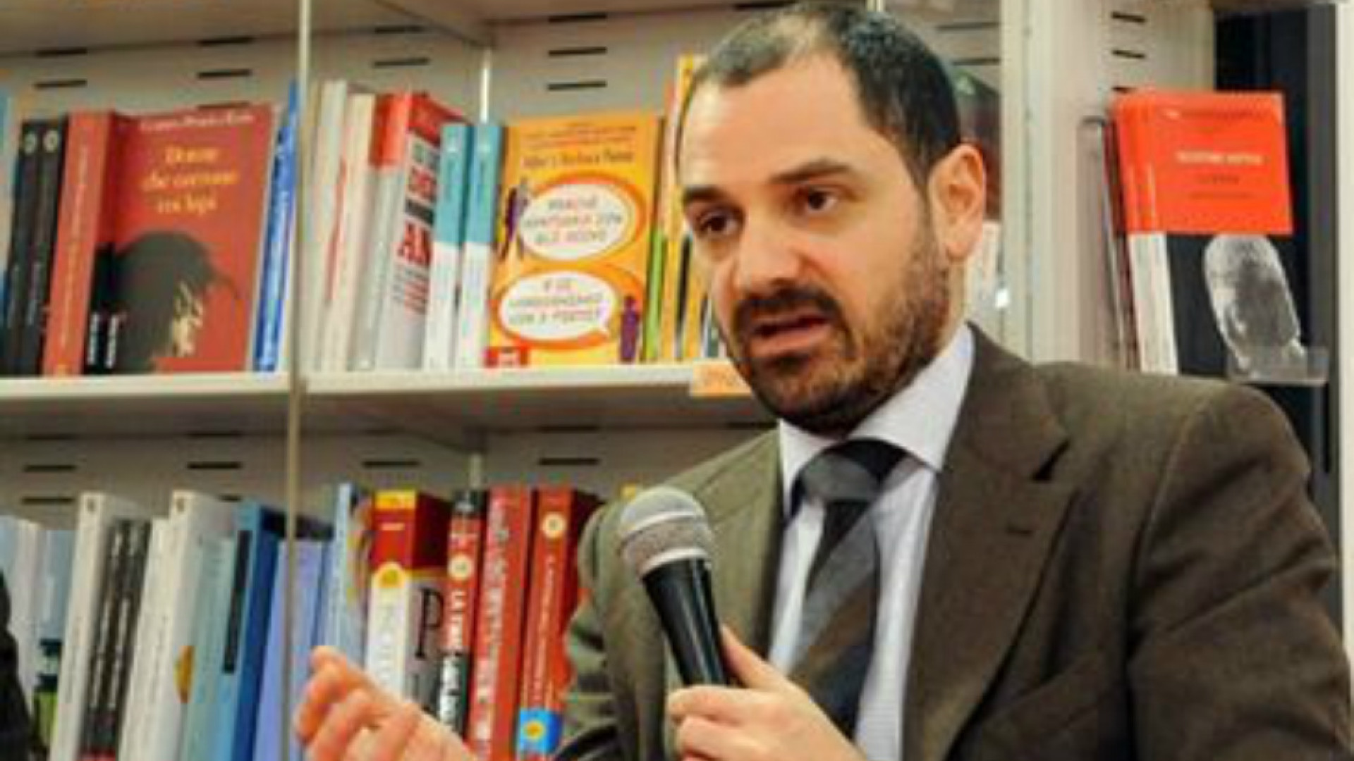 Immagine di Giuseppe Gennari al Caffè Letterario di Crema presenta il nuovo libro "Le fondamenta della città" e affronta il tema delle mafie nel Nord Italia