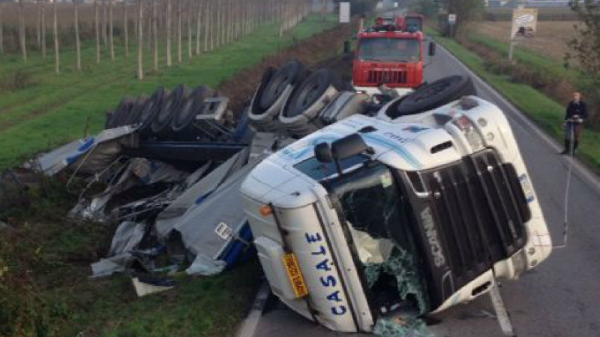 Immagine di Tir finisce fuori strada alla Cava Conducente ferito trasportato all'ospedale