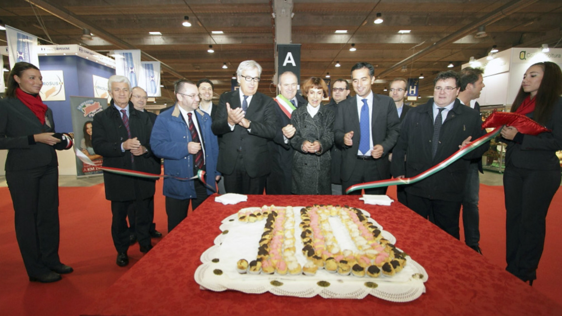Immagine di Apre i battenti il BonTà: questa mattina il taglio del nastro e della torta realizzata per il decennale