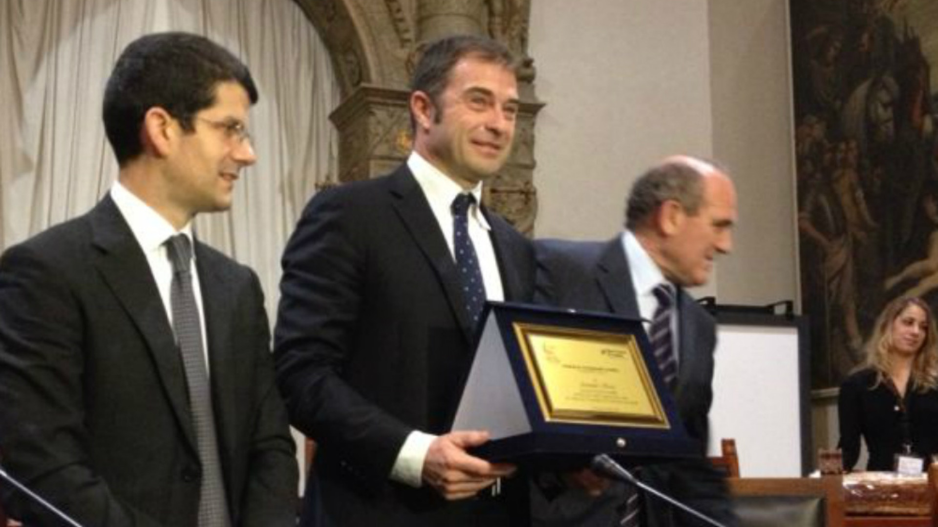 Immagine di Torrone d'oro consegnato  all'assessore regionale Rossi