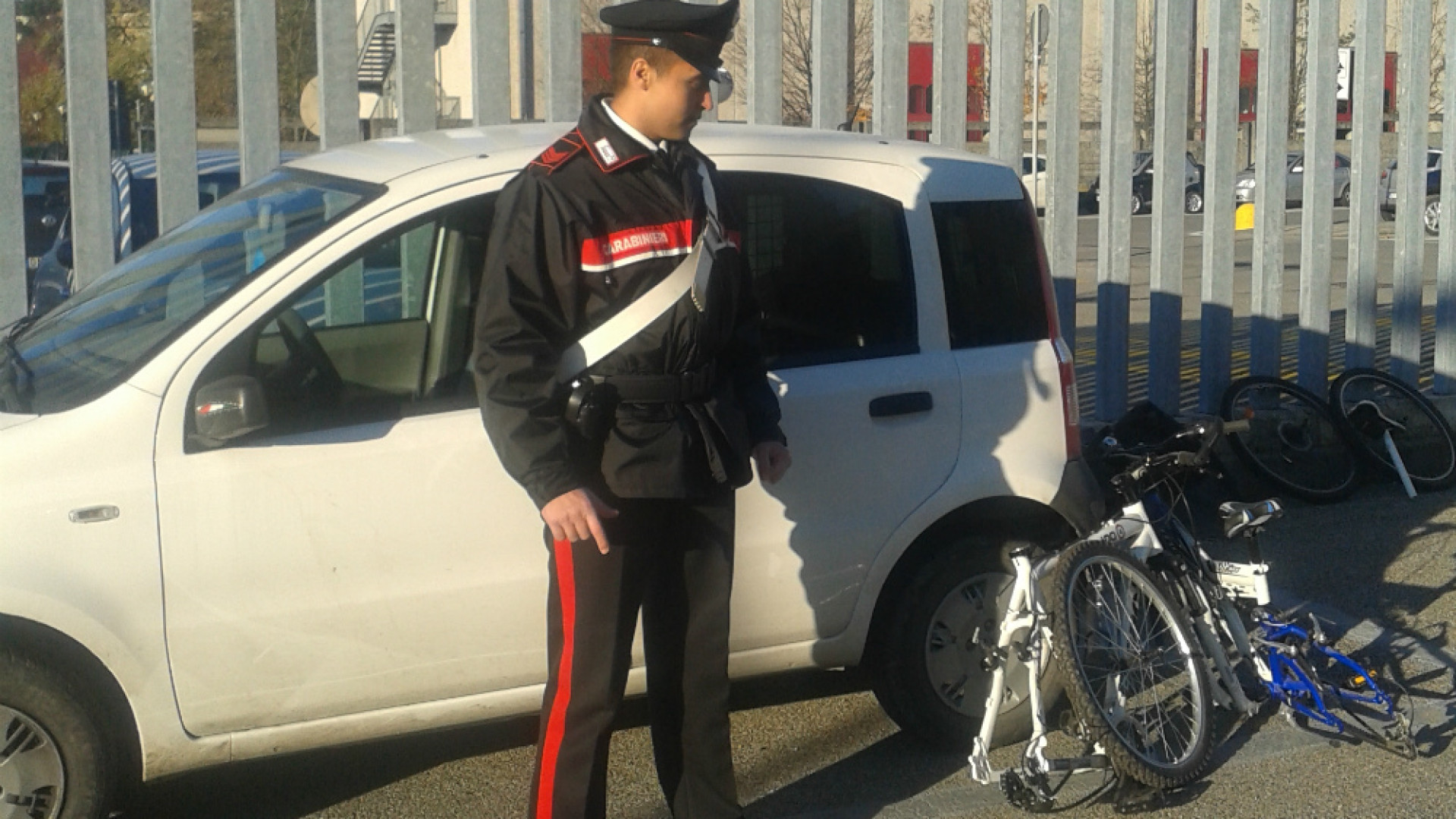 Immagine di Auto rubata inseguita sulla Paullese I carabinieri recuperano anche la refurtiva di un colpo a Lodi