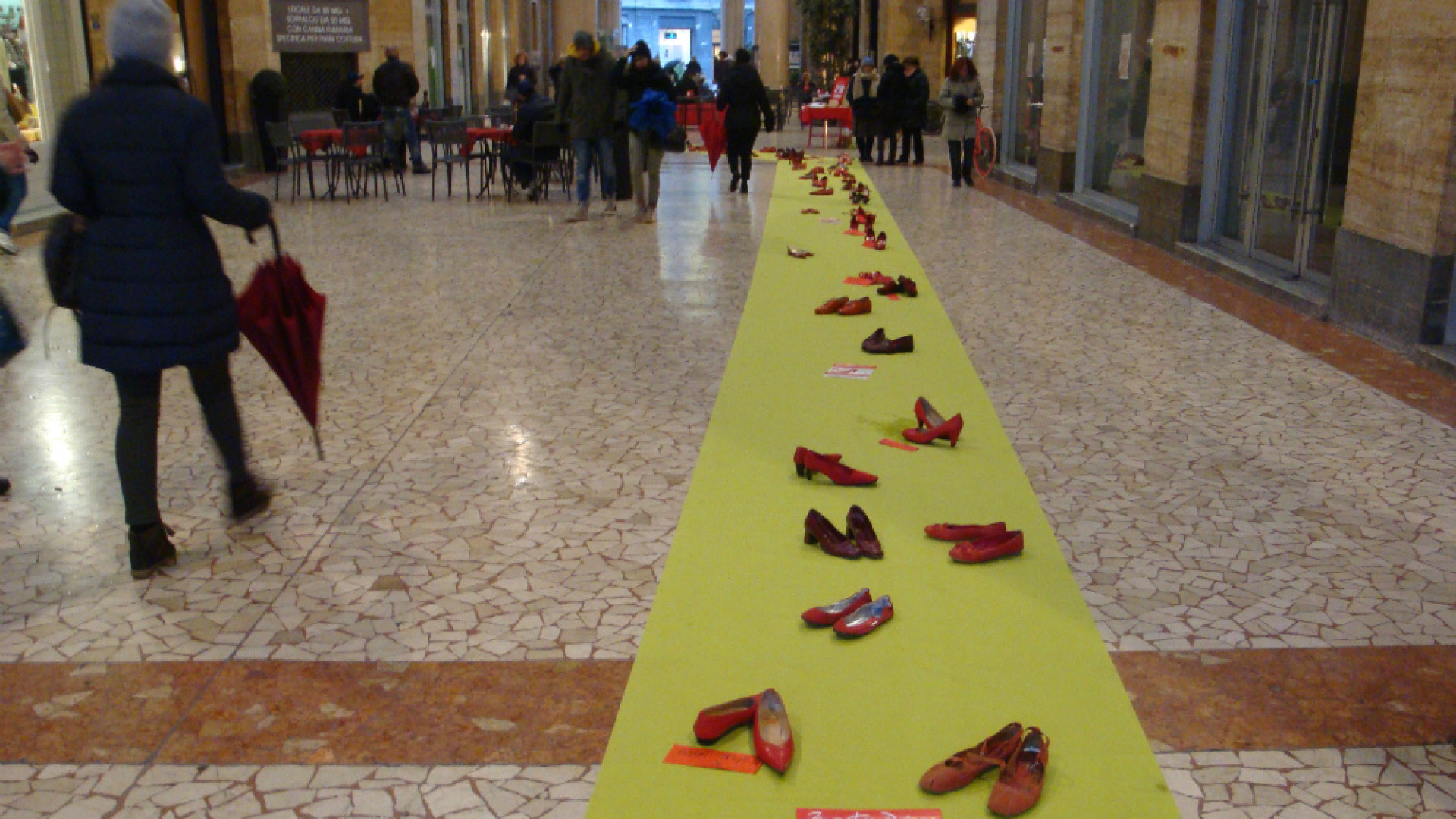 Immagine di Distesa di Zapatos Rojos in Galleria XXV Aprile Iniziativa di Aida per non dimenticare le donne uccise nel 2012 e nel 2013