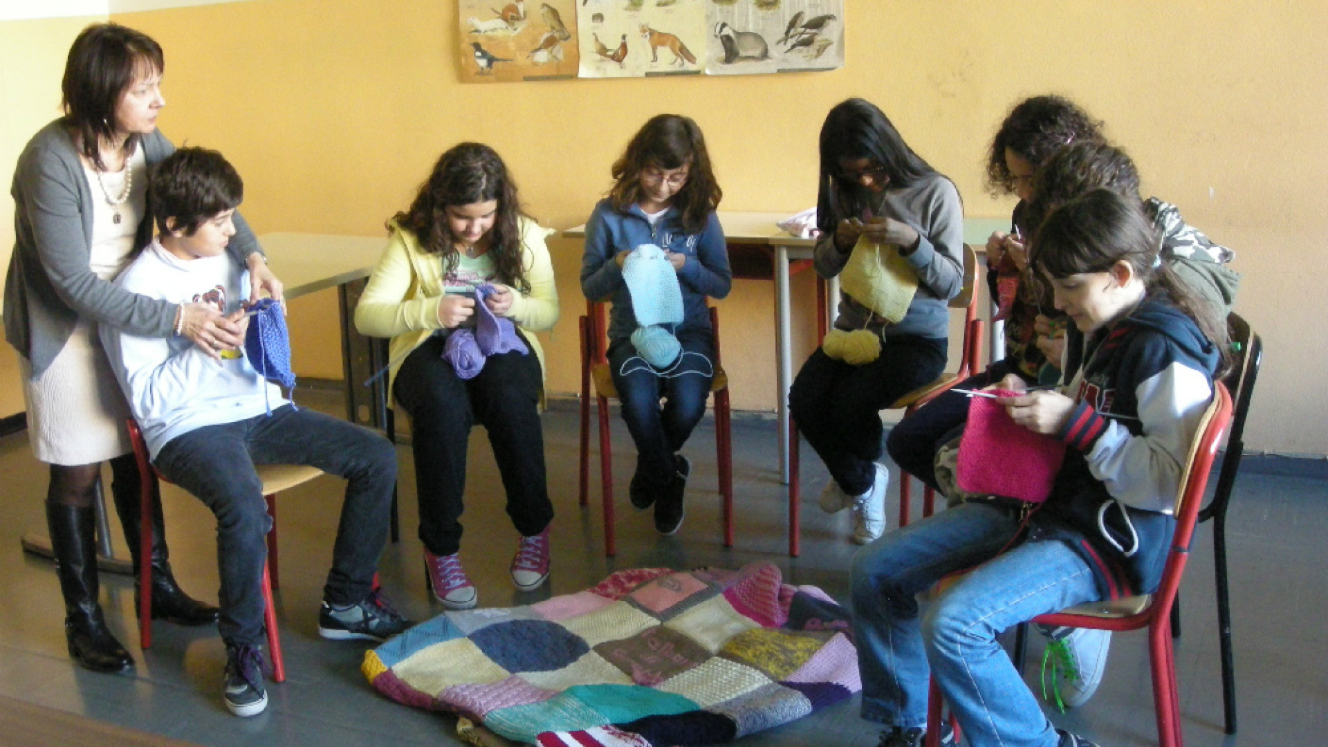 Immagine di Una coperta per la solidarietà anche in classe si sferruzza per scaldare il Natale