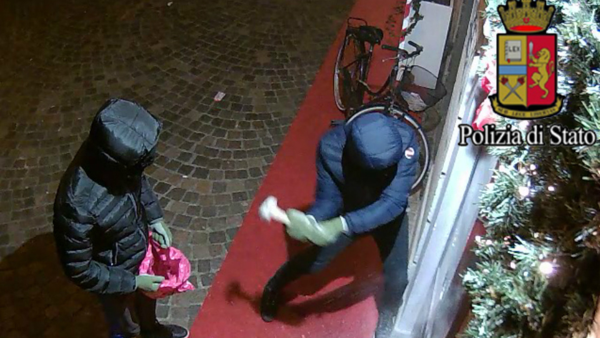 Immagine di Furto in gioelleria: denunciati gli autori grazie agli abiti firmati