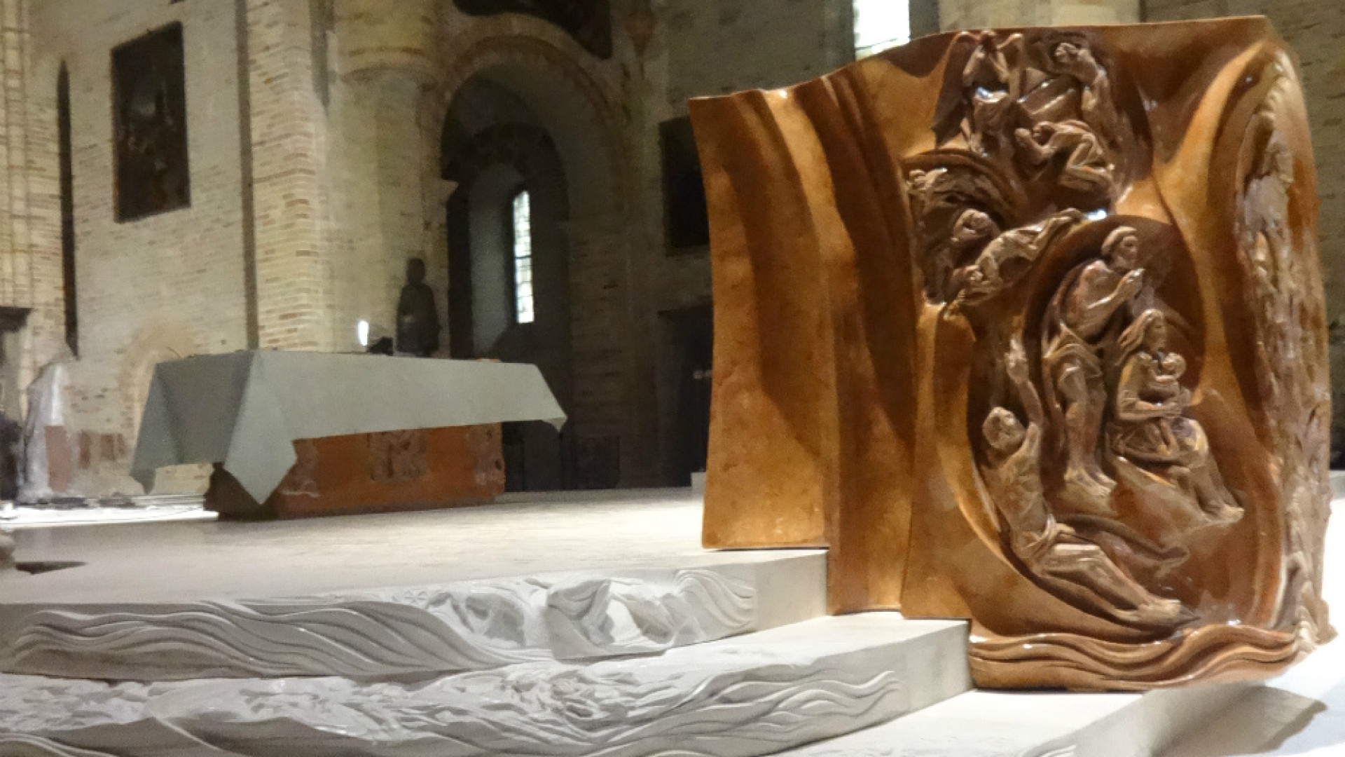 Immagine di L'ambone arriva nella Cattedrale l'ultima scultura dell'artista Toffetti completa l'arredo del presbiterio