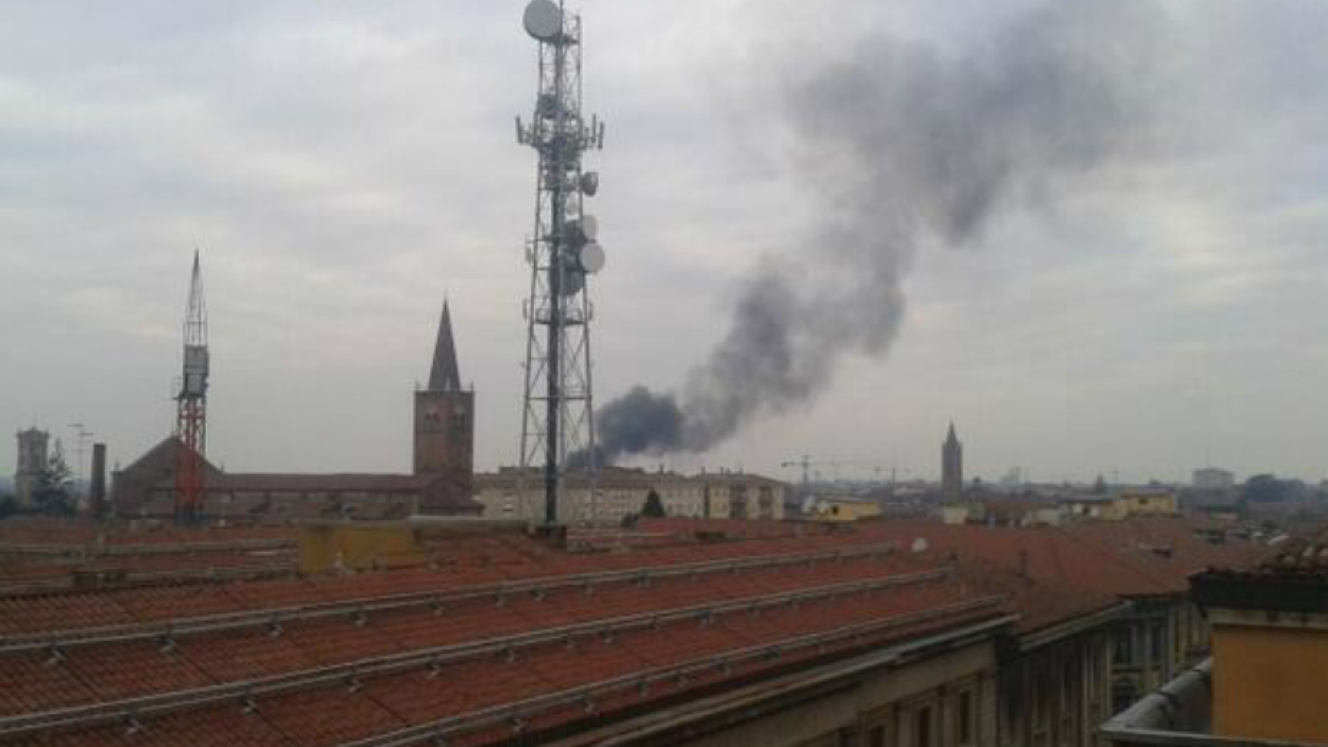 Immagine di Due auto carbonizzate nel pieno centro di Cremona