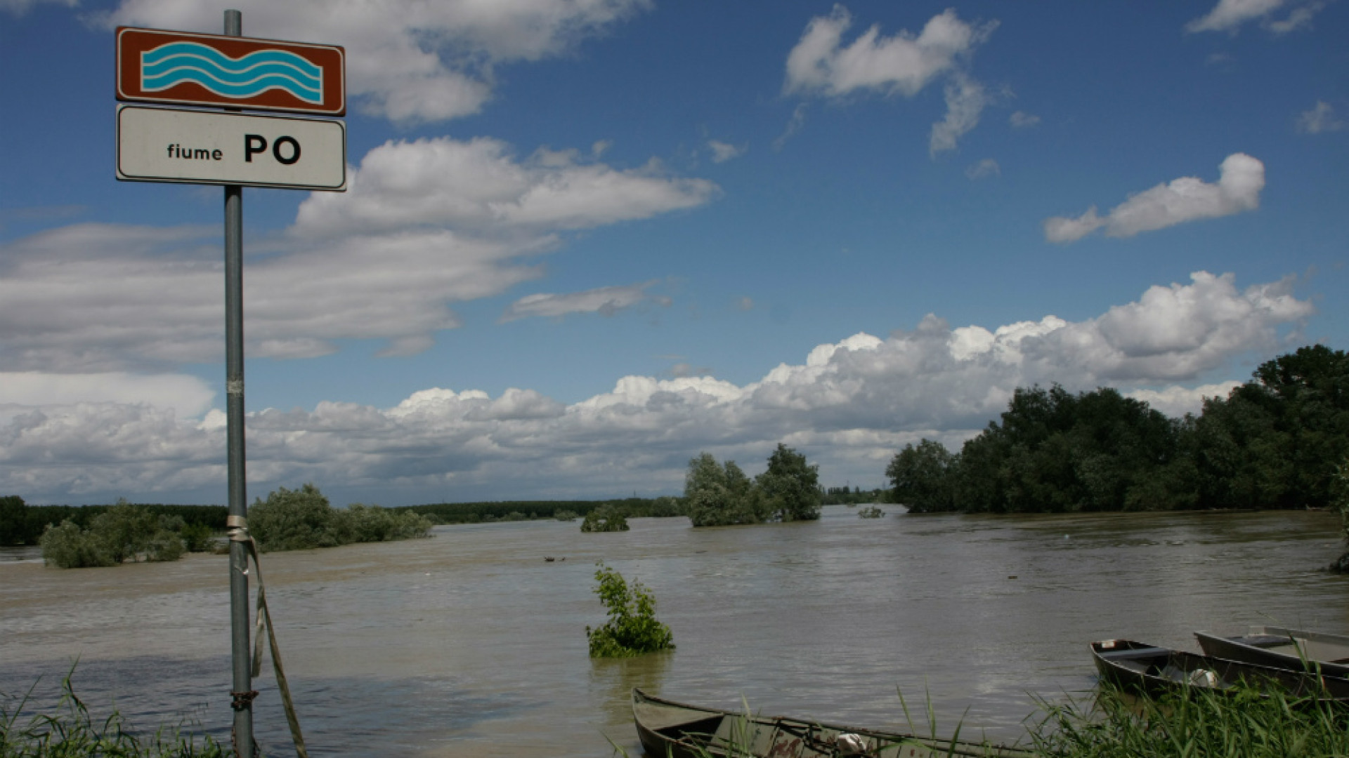 Immagine di Maltempo, spallata sulla Lombardia, il Po cresce di 3 metri in sette giorni, nel Mantovano idrovore in azione