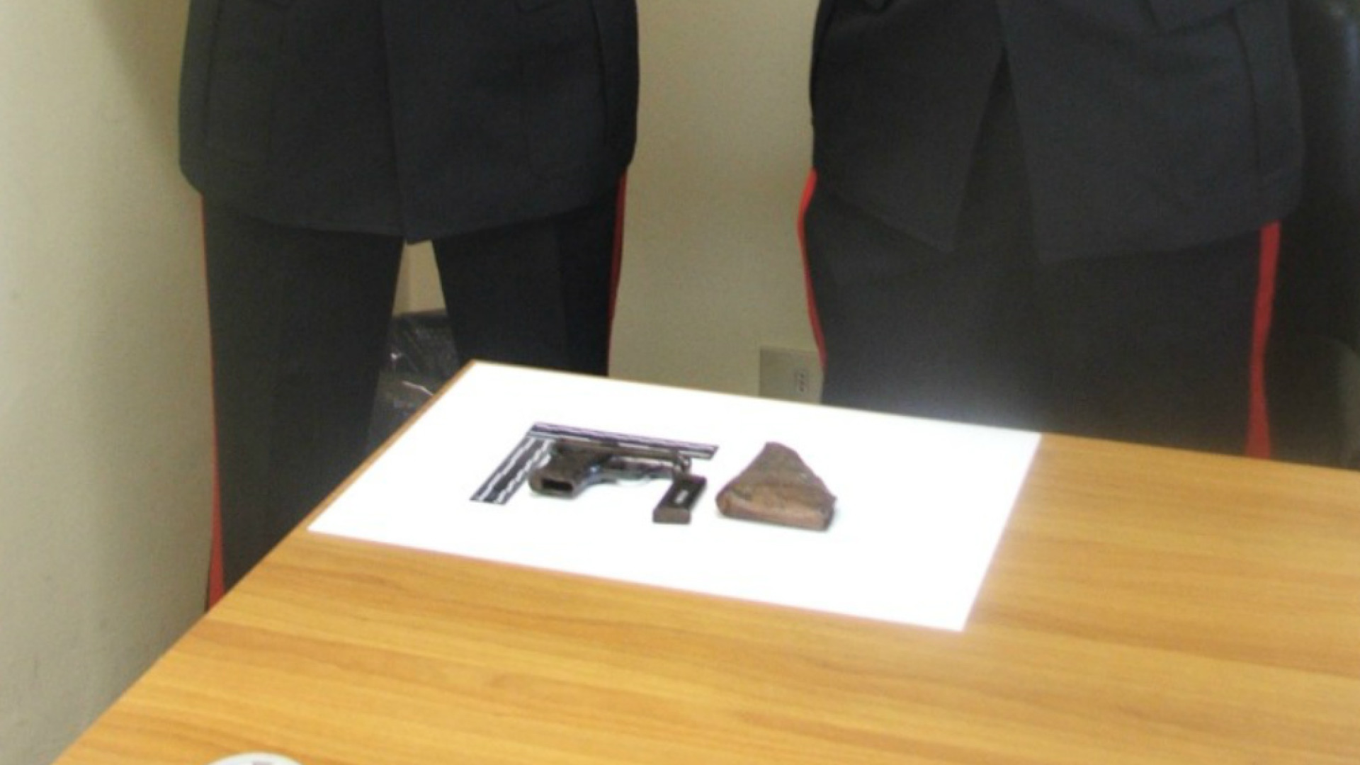 Immagine di Consegnata ai Carabinieri di Pandino una pistola di piccolo calibro