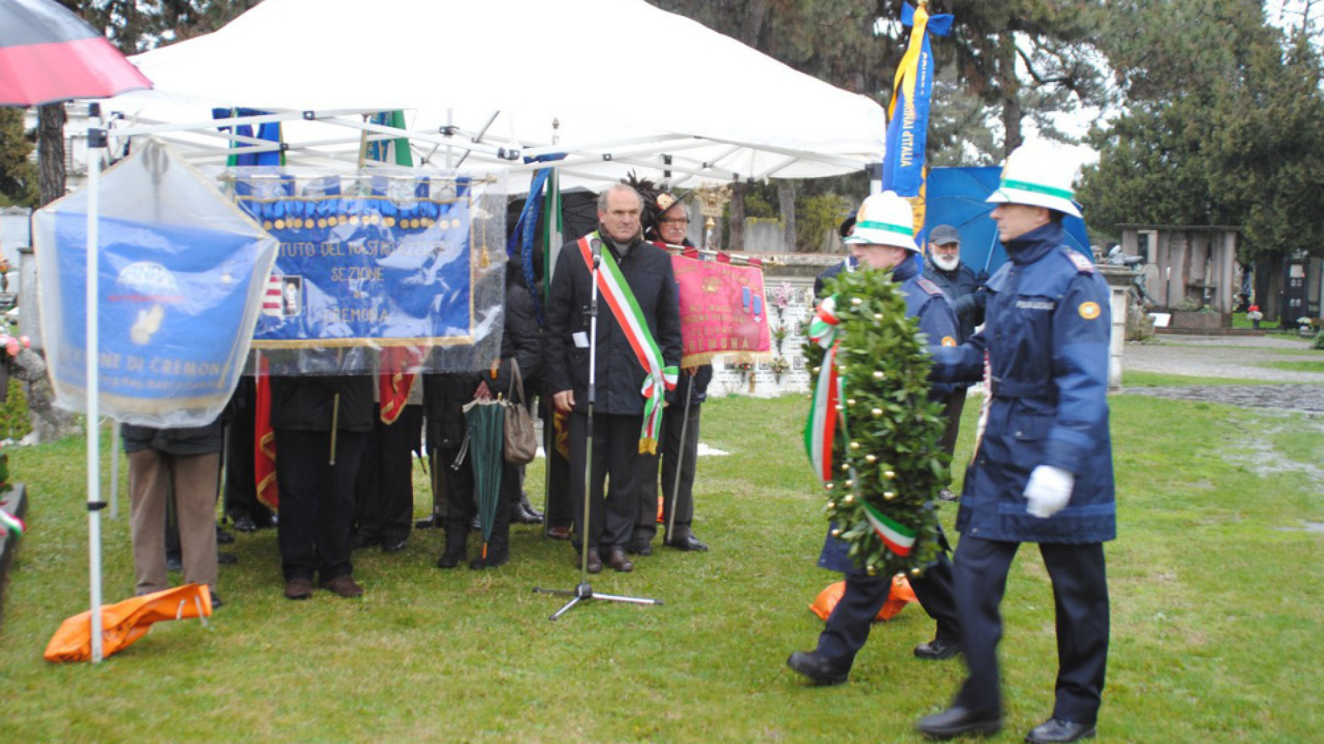 Immagine di Al cimitero la commemorazione delle vittime delle foibe