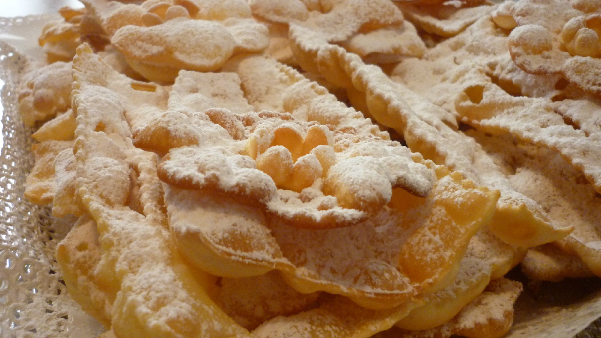Immagine di Frittelle, chiacchiere, chisulì, quelle dolci tradizioni di Carnevale...