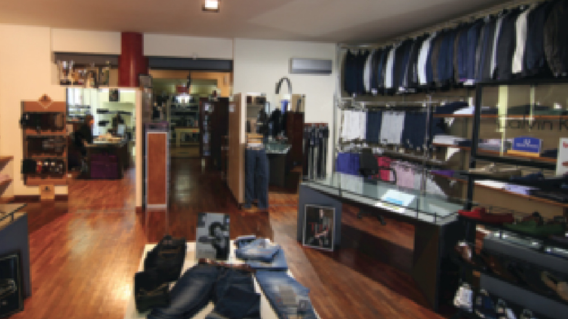 Immagine di Stoffe d’autore e jeans in passerella sul Listone