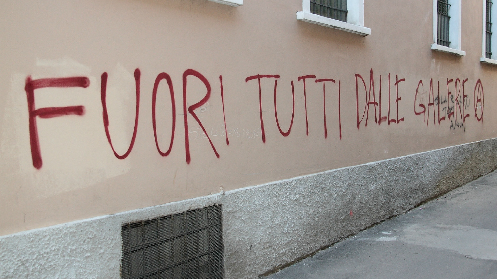 Immagine di Città imbrattata dalle scritte dei vandali. Ma chi paga?