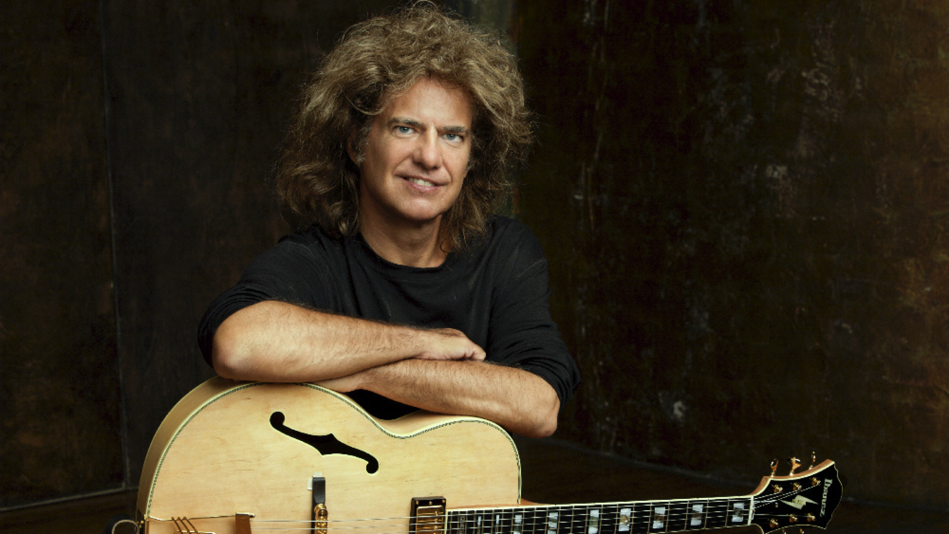 Immagine di Pat Metheny e la sua chitarra da copertina