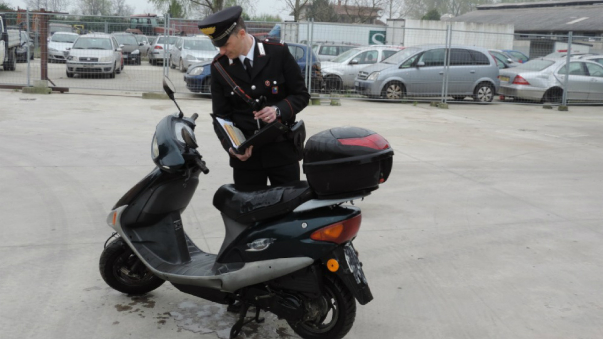 Immagine di Nosadello di Pandino pregiudicato alla guida di scooter rubato e targa falsa