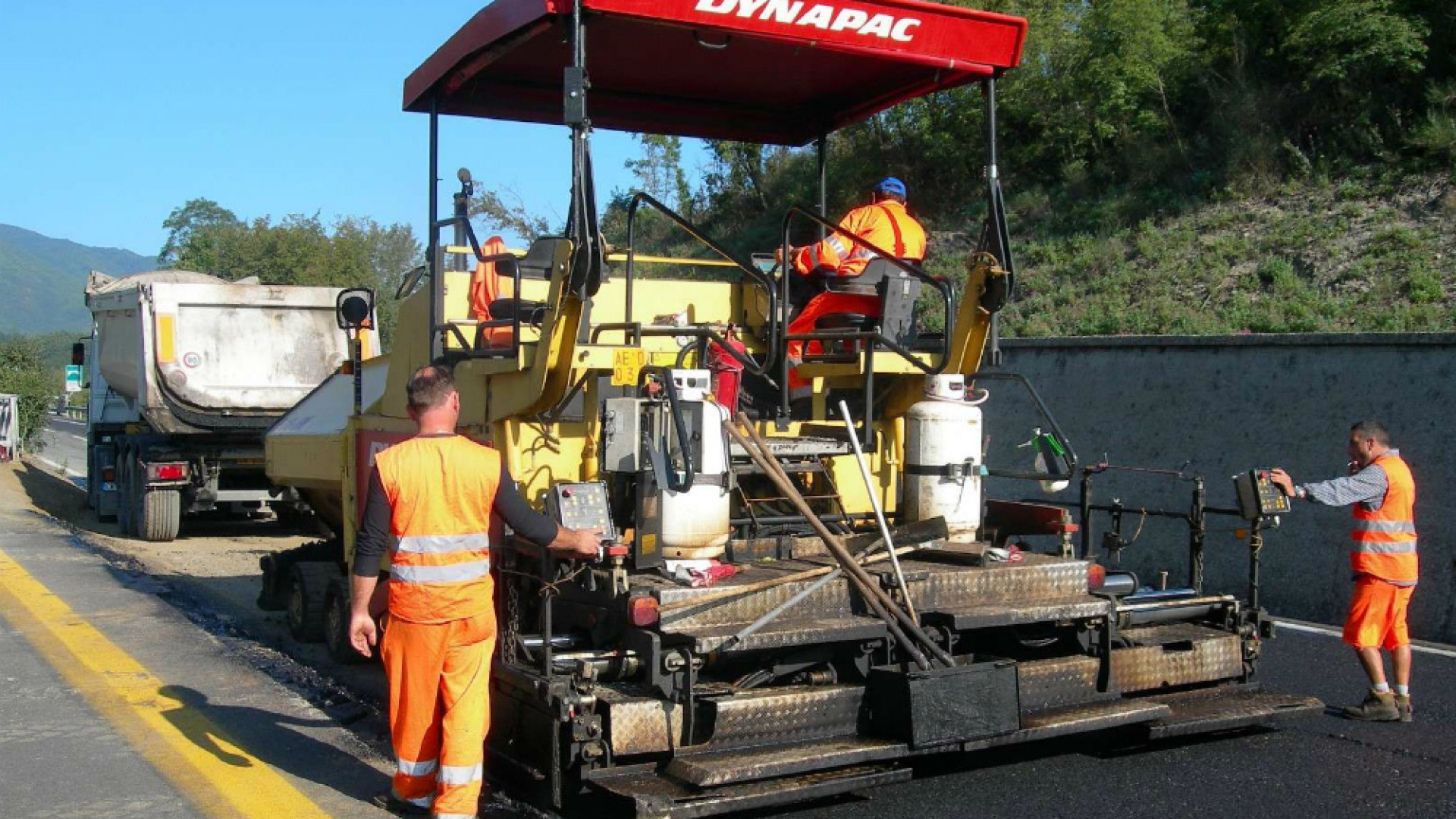 Immagine di Asfaltature di via Mincio, Panfilo Nuvolone e San Savino