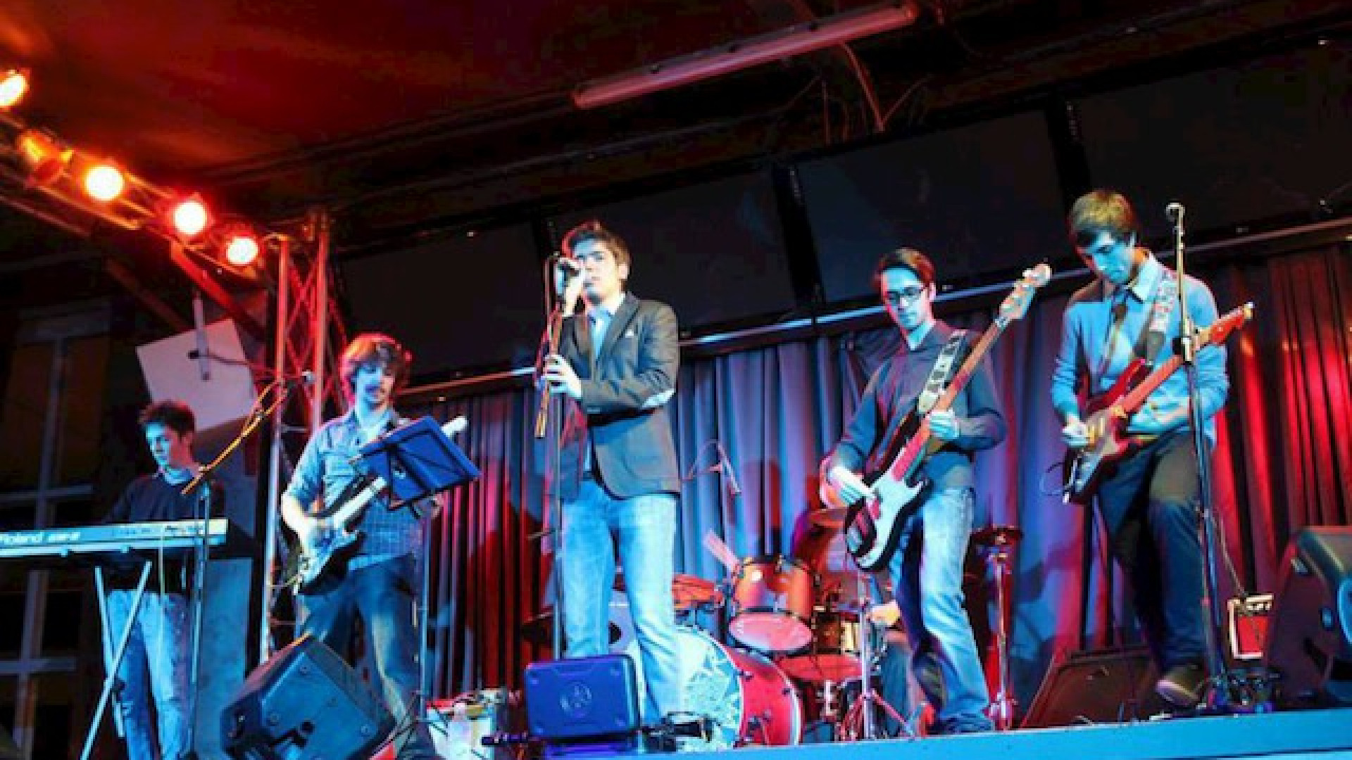 Immagine di Sul palco di Rimini ricordando i Beatles