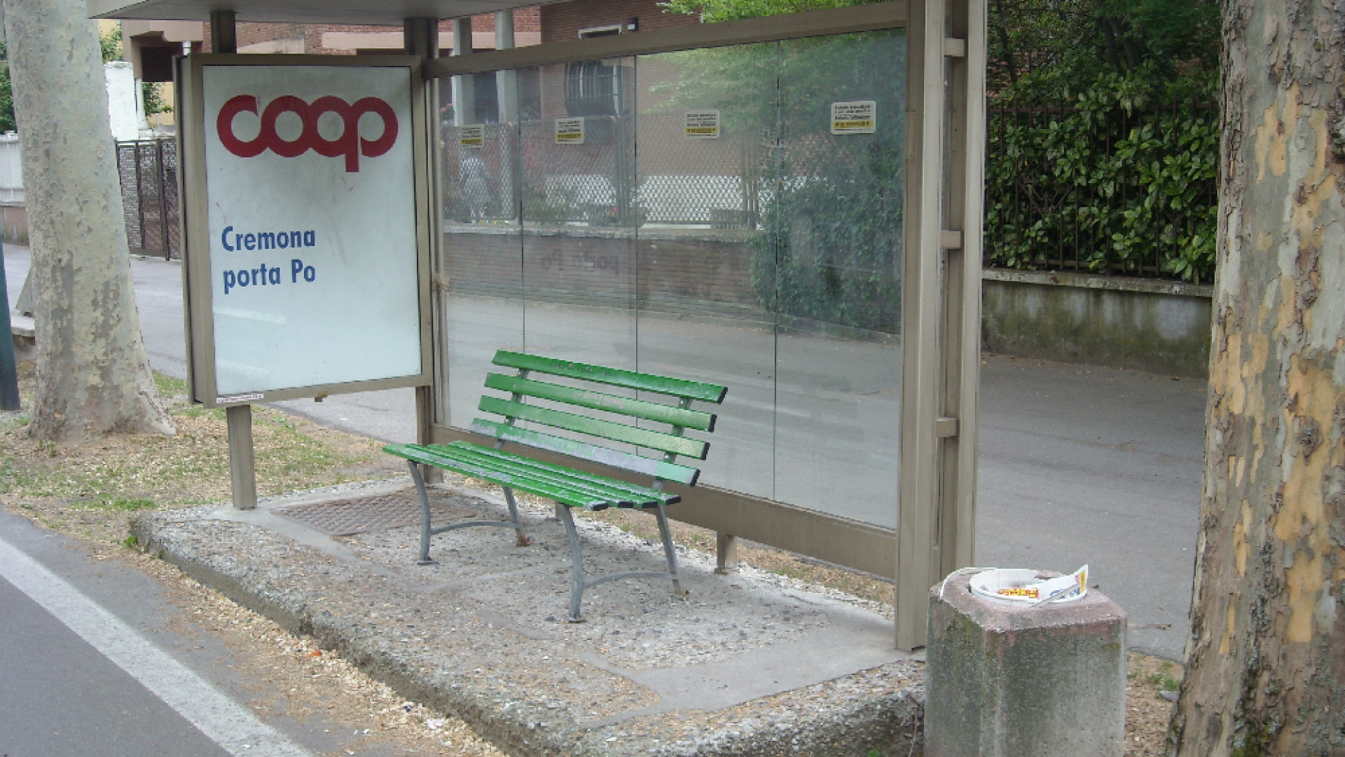 Immagine di In viale Po una fermata per gli autobus con una pavimentazione precaria e insidiosa
