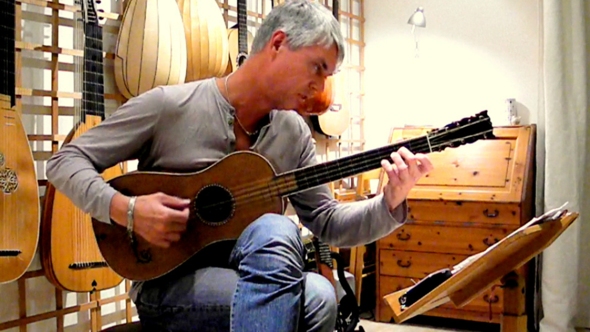 Immagine di Il chitarrista barocco Rolf Lislevand suona la chitarra Sabionari all’Auditorium Giovanni Arvedi