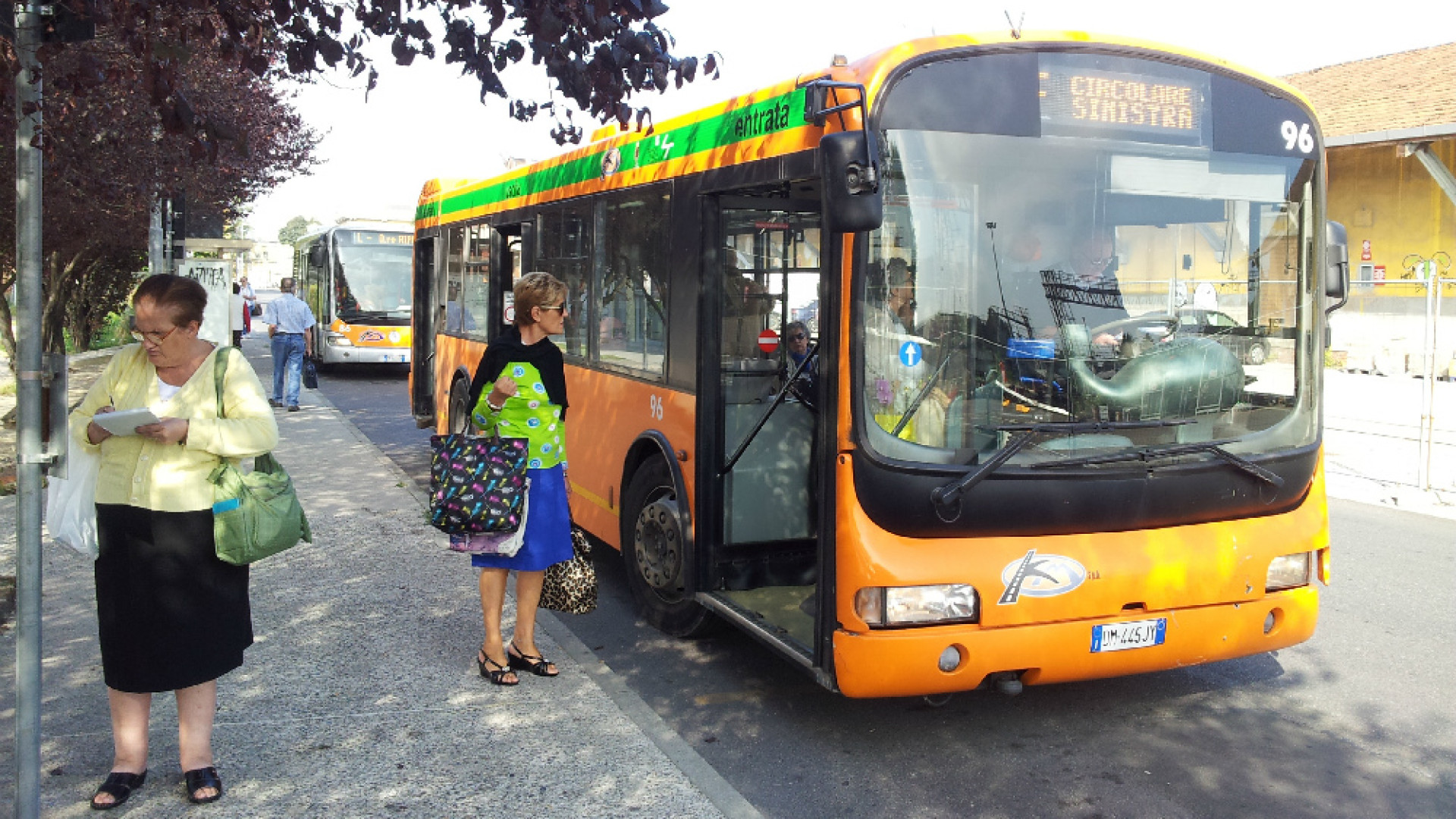 Immagine di Bus, poche corse e affollate problemi in via Castelleone