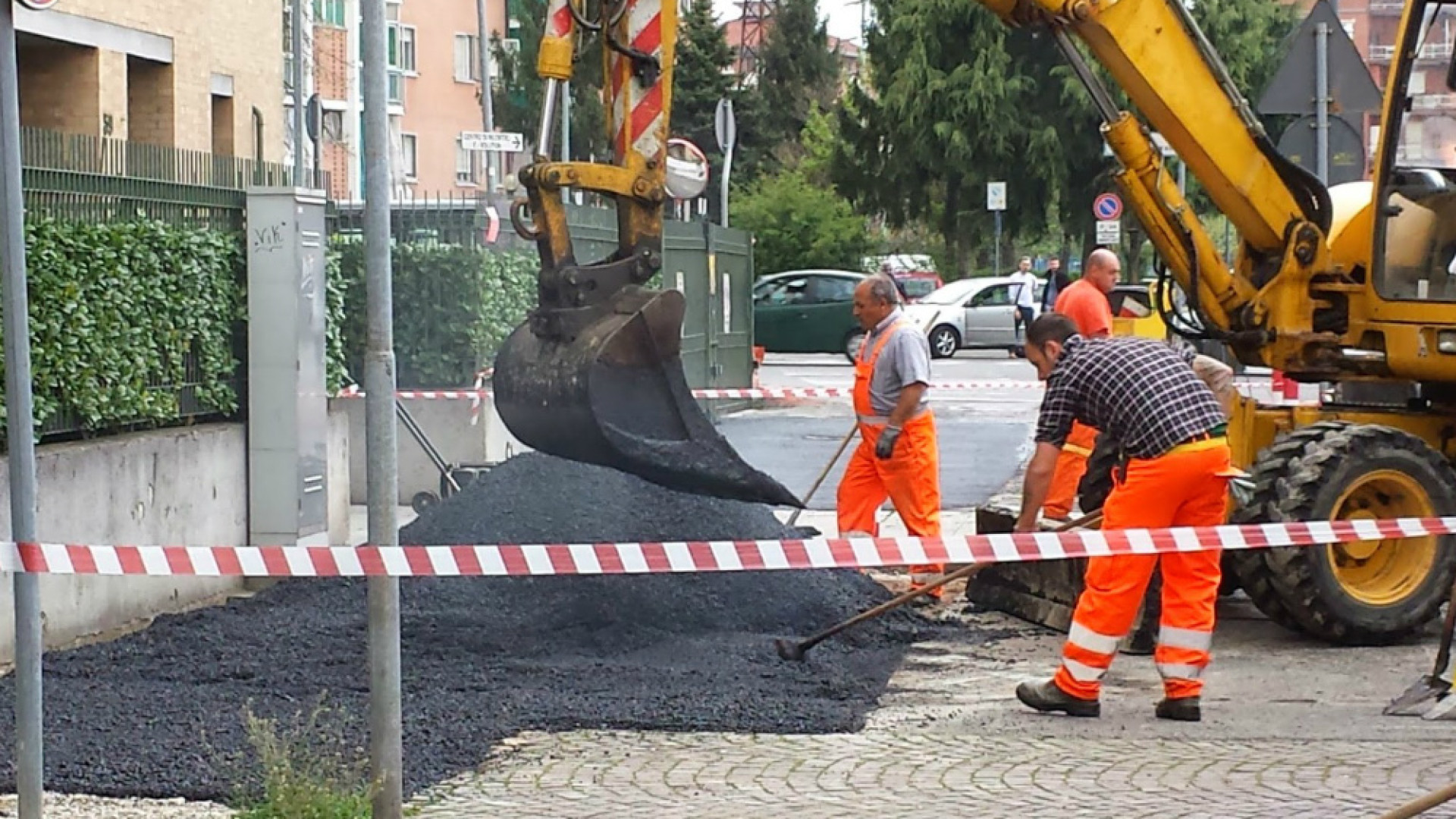 Immagine di Appena prima delle elezioni, come per incanto, si asfaltano strade, nascono parchi giochi, si tirano a lucido le città