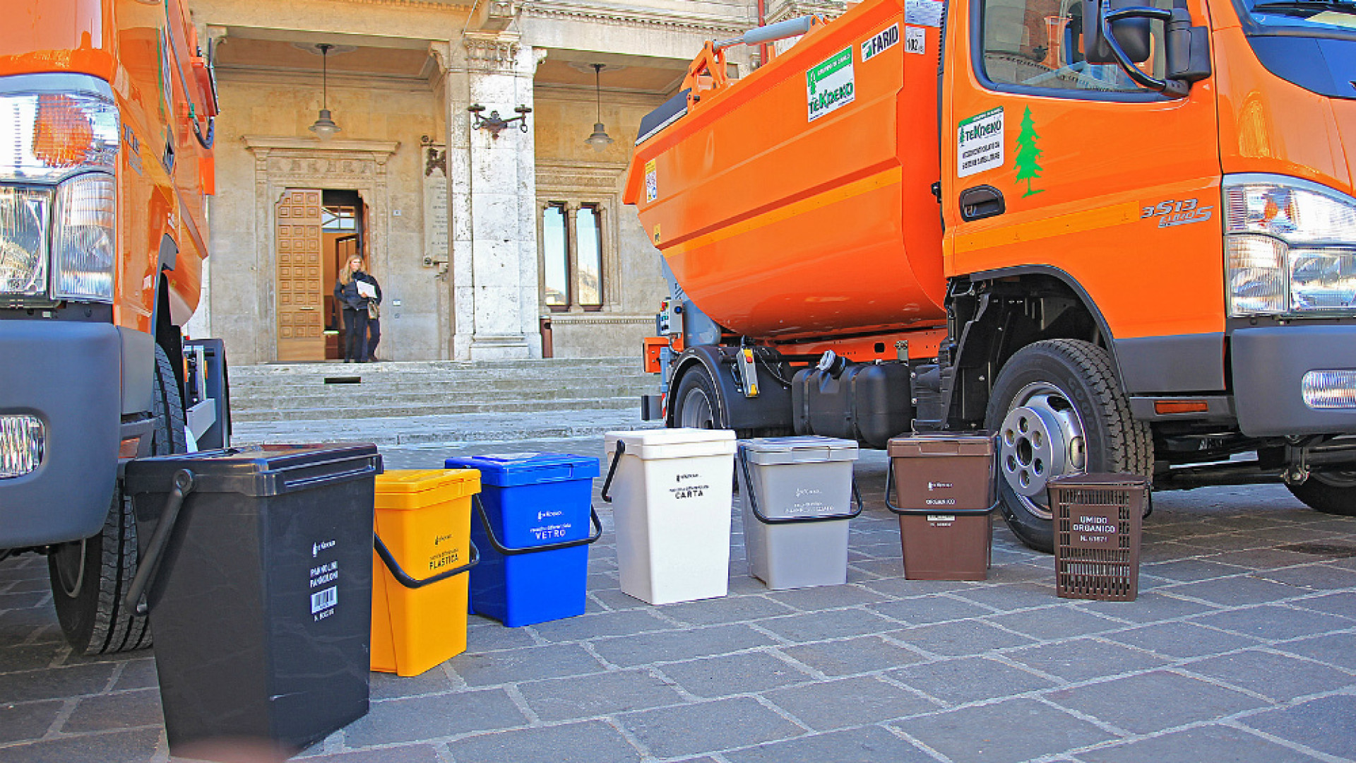Immagine di La raccolta differenziata in centro città, così proprio non funziona...