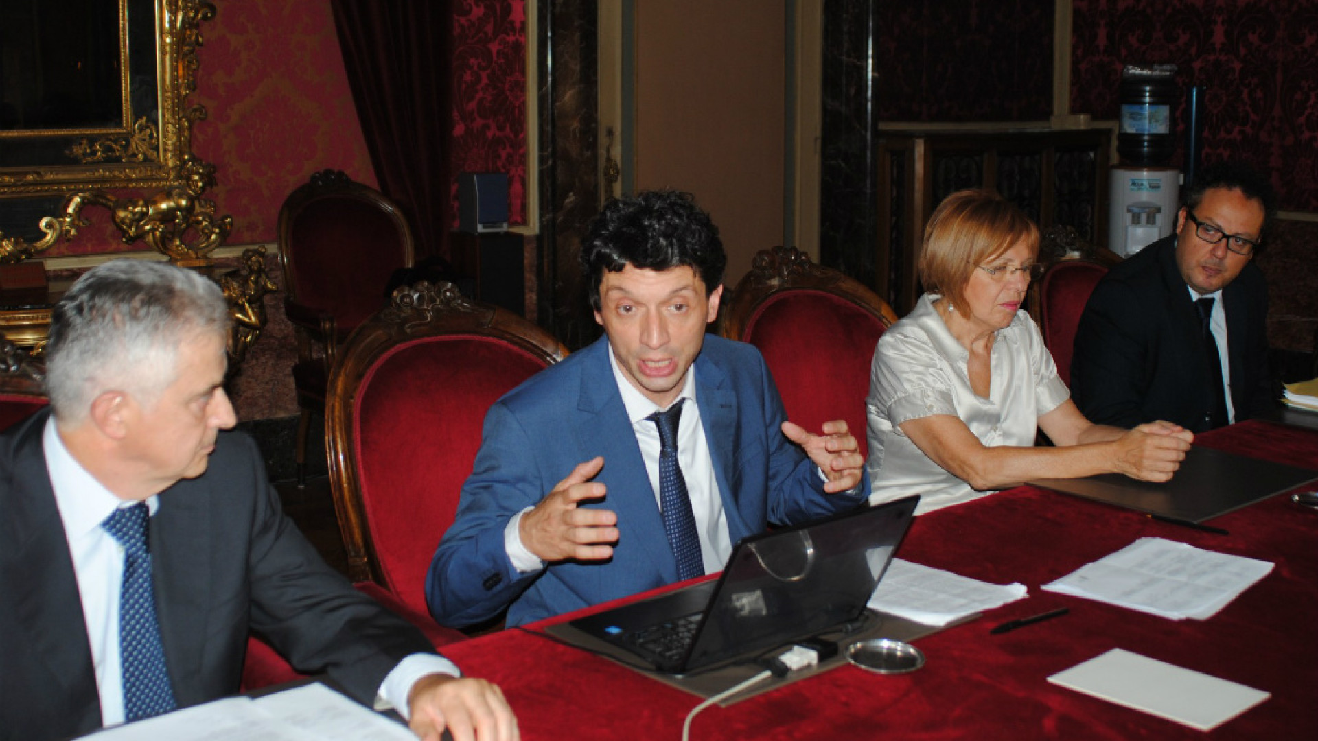 Immagine di Dirigenti e personale, rimescolate le carte