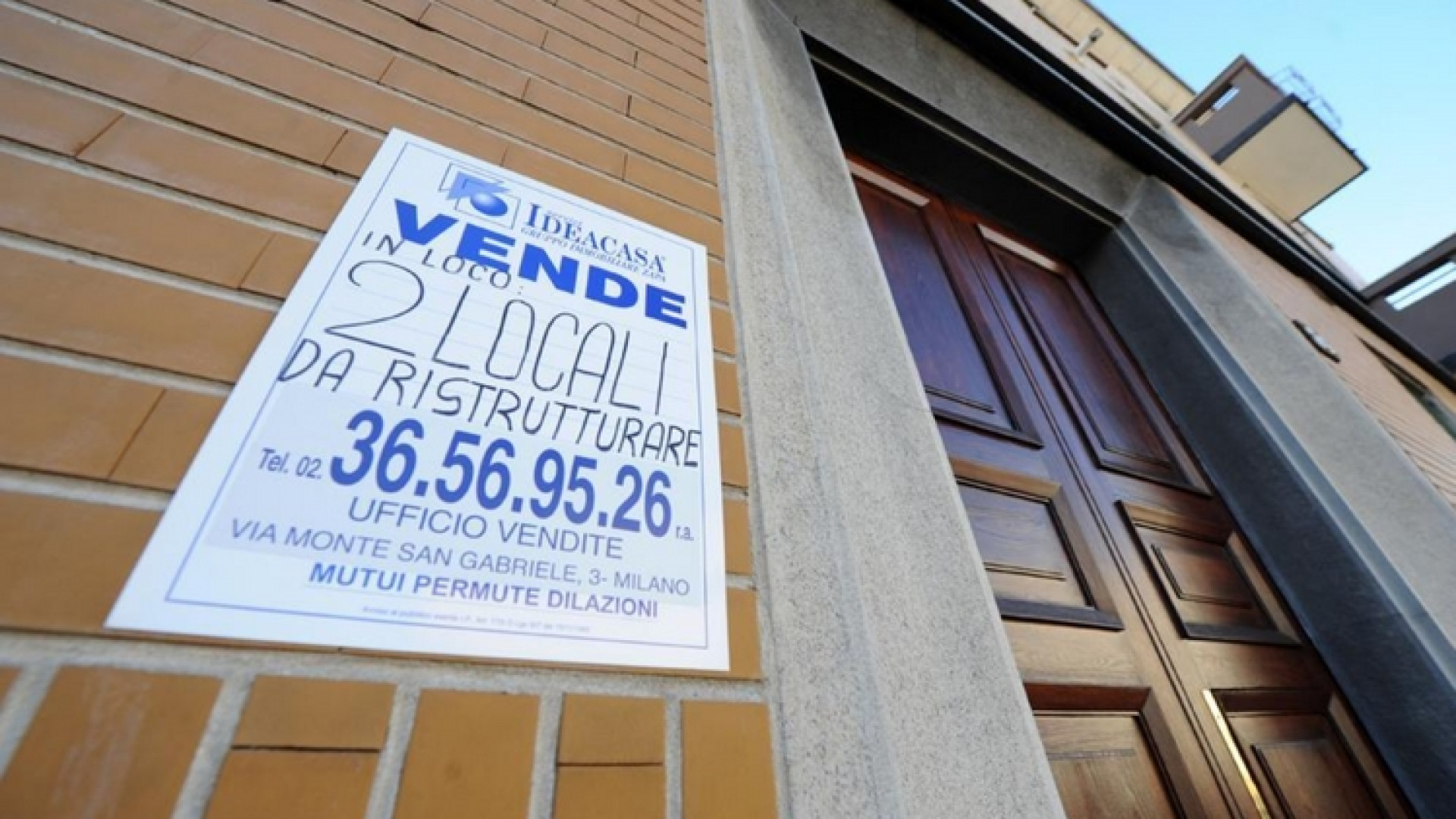 Immagine di Casa, crolla il valore raddoppiano le tasse