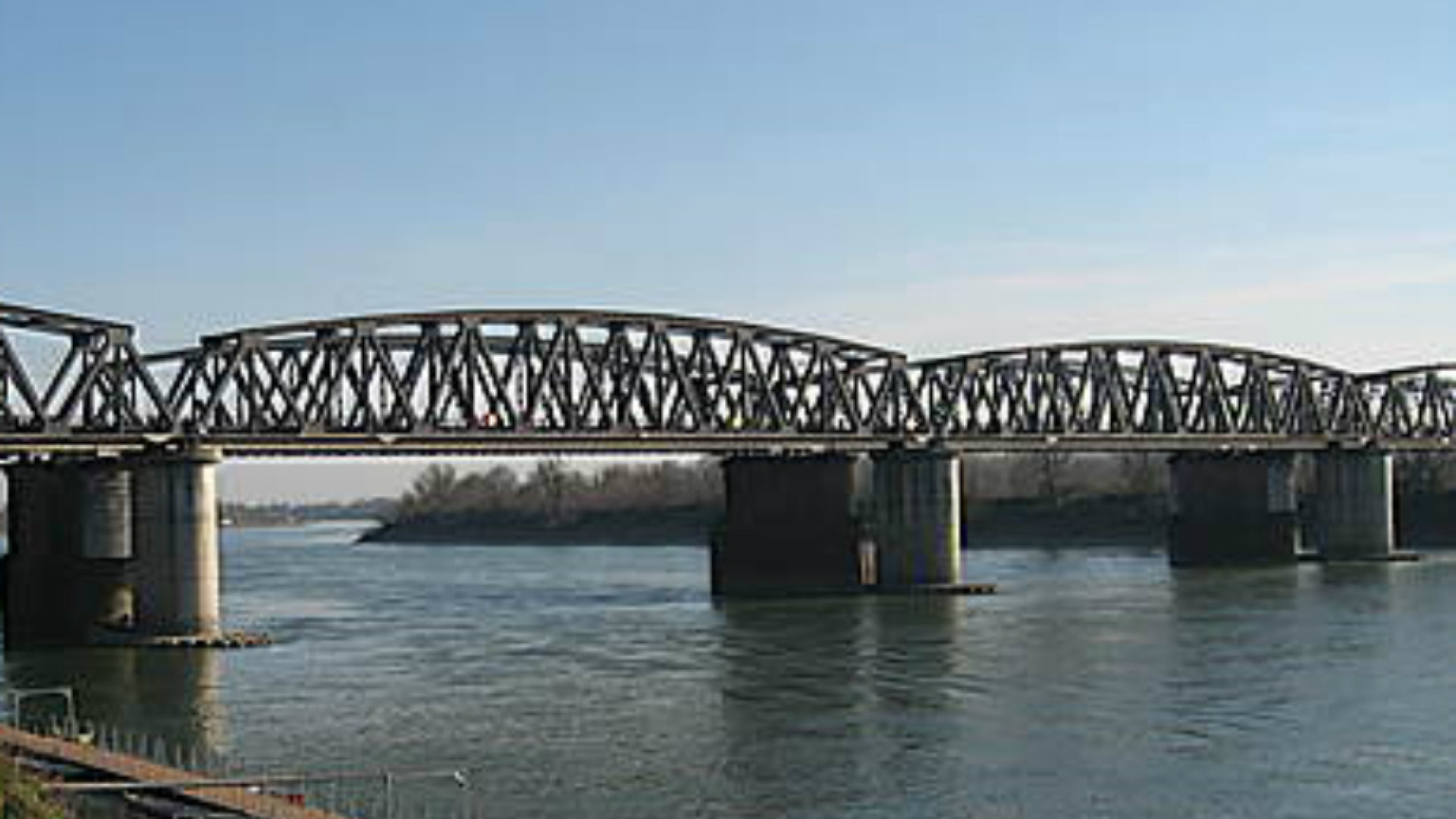 Immagine di Divieto di transito 96 sanzioni sul ponte