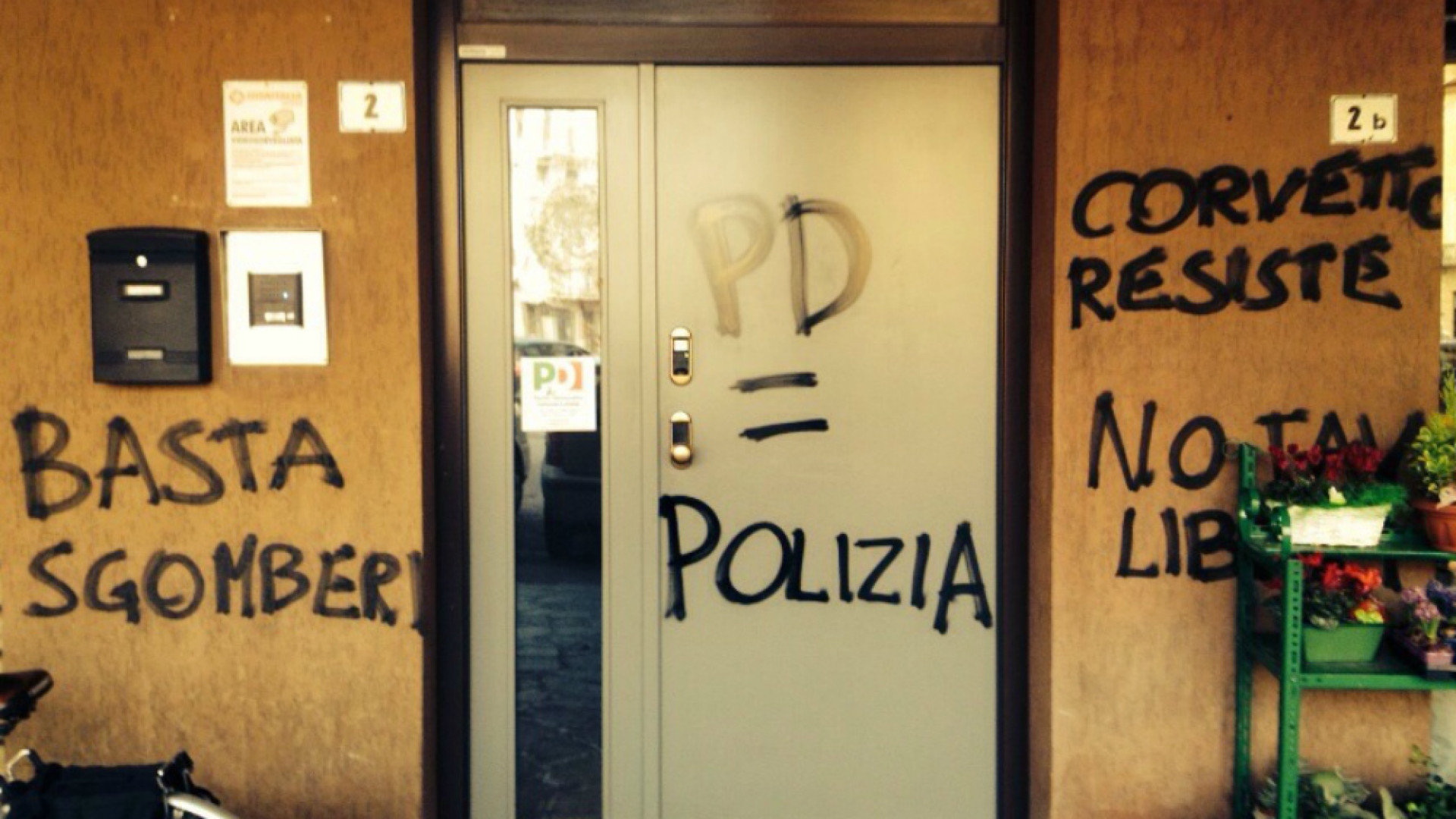 Immagine di Vezzini: solidarietà al Pd per gli atti vandalici