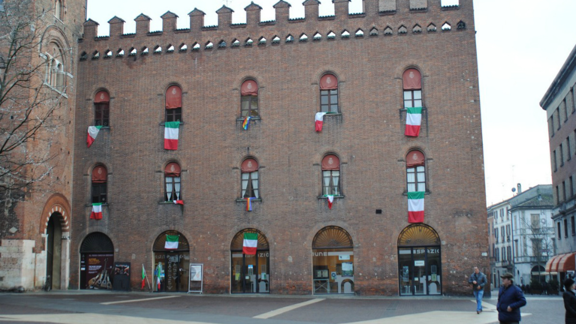 Immagine di Festa del tricolore, bandiere a palazzo comunale