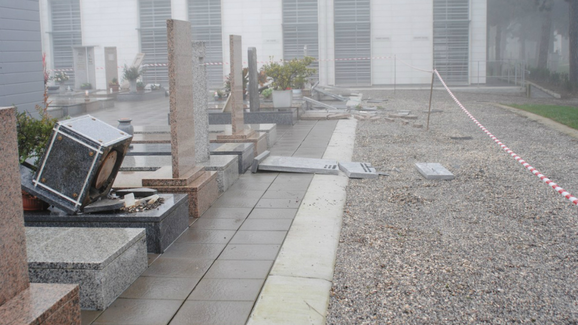 Immagine di Tombe danneggiate, questione in Giunta  Raccolta preventivi in corso, poi contatti con famiglie